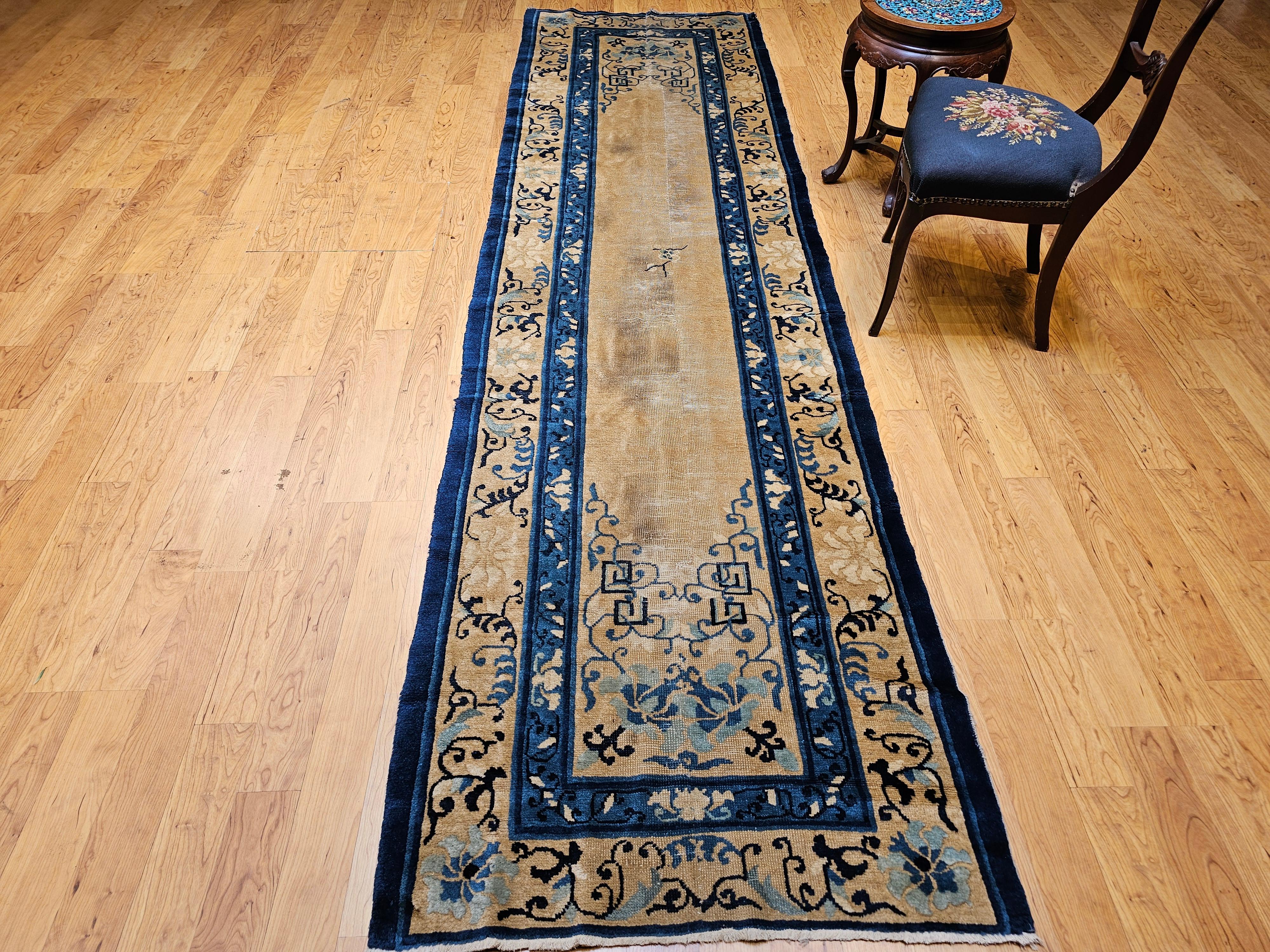 Tapis de couloir Pékin du 19e siècle avec terrain ouvert en ivoire, bleu marine, bleu, vert en vente 8