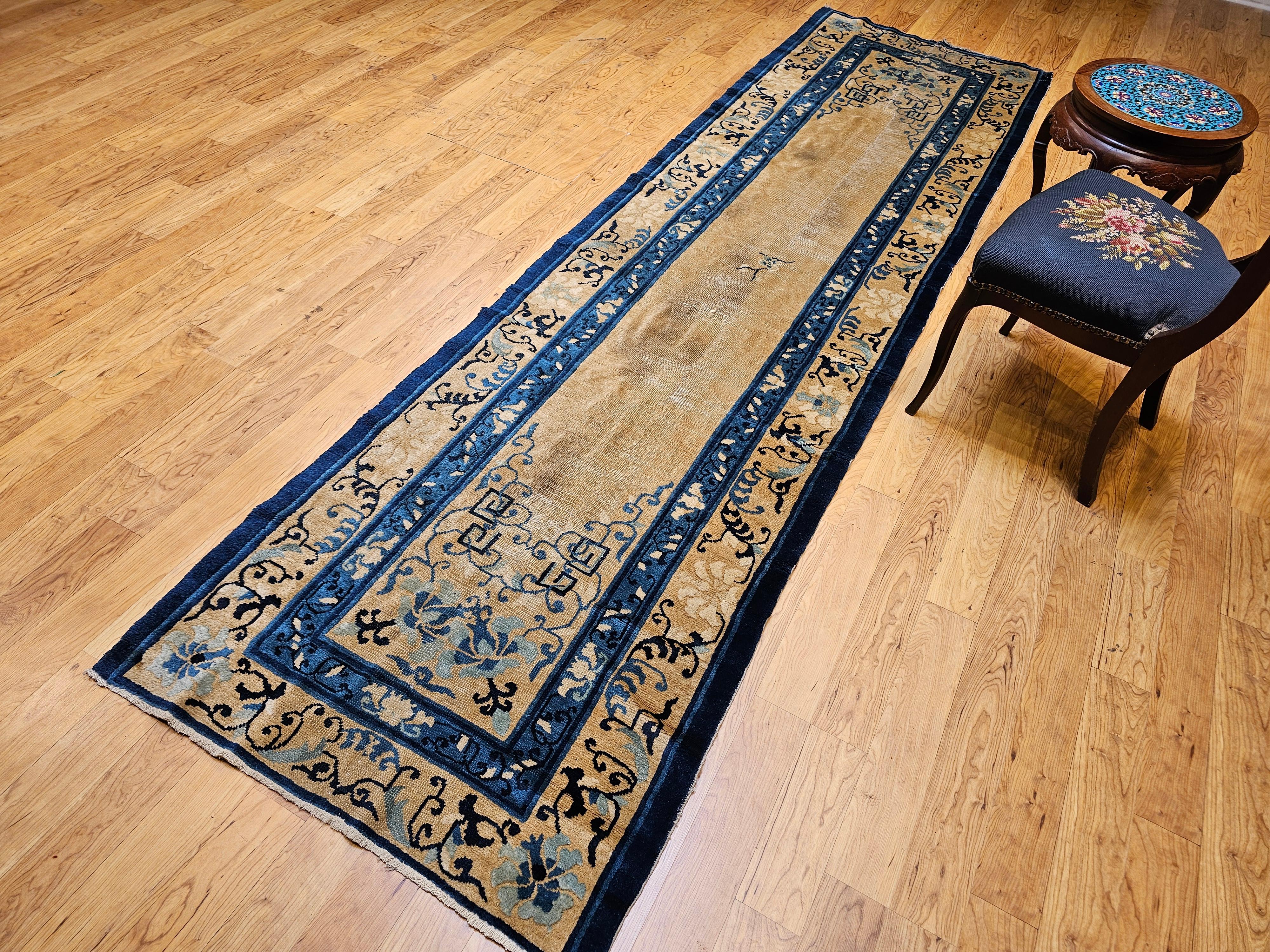 Tapis de couloir Pékin du 19e siècle avec terrain ouvert en ivoire, bleu marine, bleu, vert en vente 9