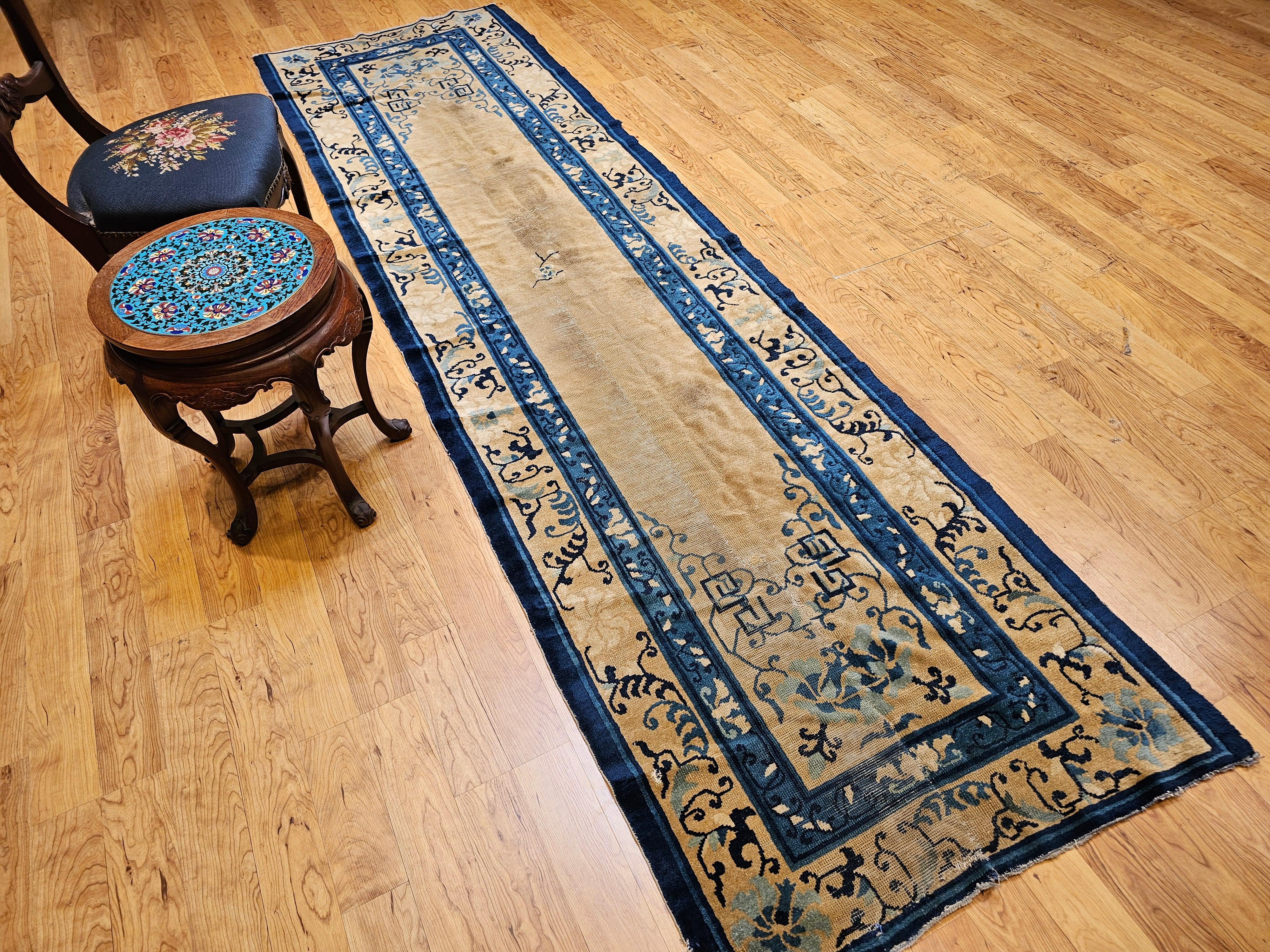 Tapis de couloir Pékin du 19e siècle avec terrain ouvert en ivoire, bleu marine, bleu, vert en vente 11