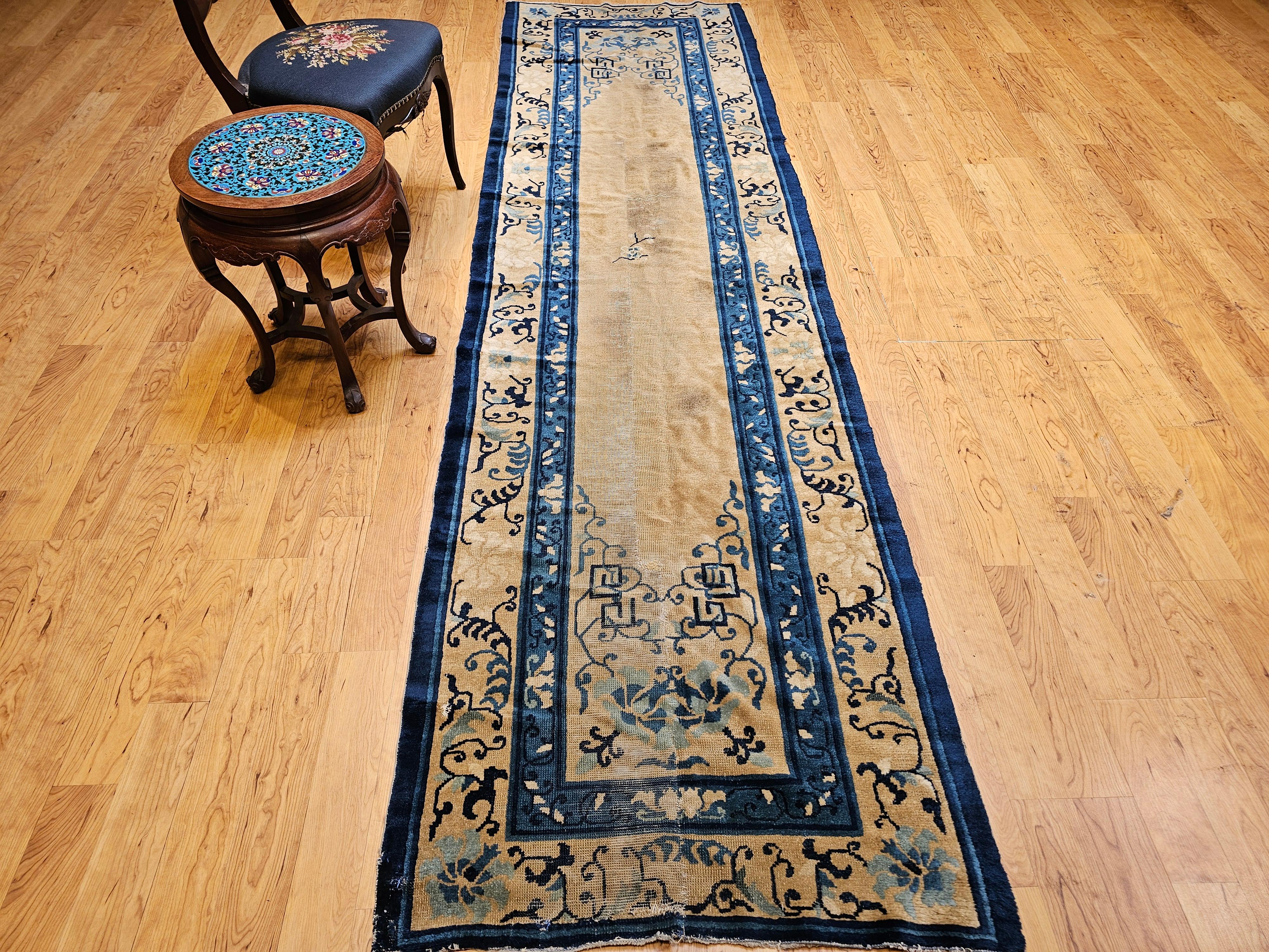 Tapis de couloir Pékin du 19e siècle avec terrain ouvert en ivoire, bleu marine, bleu, vert en vente 12