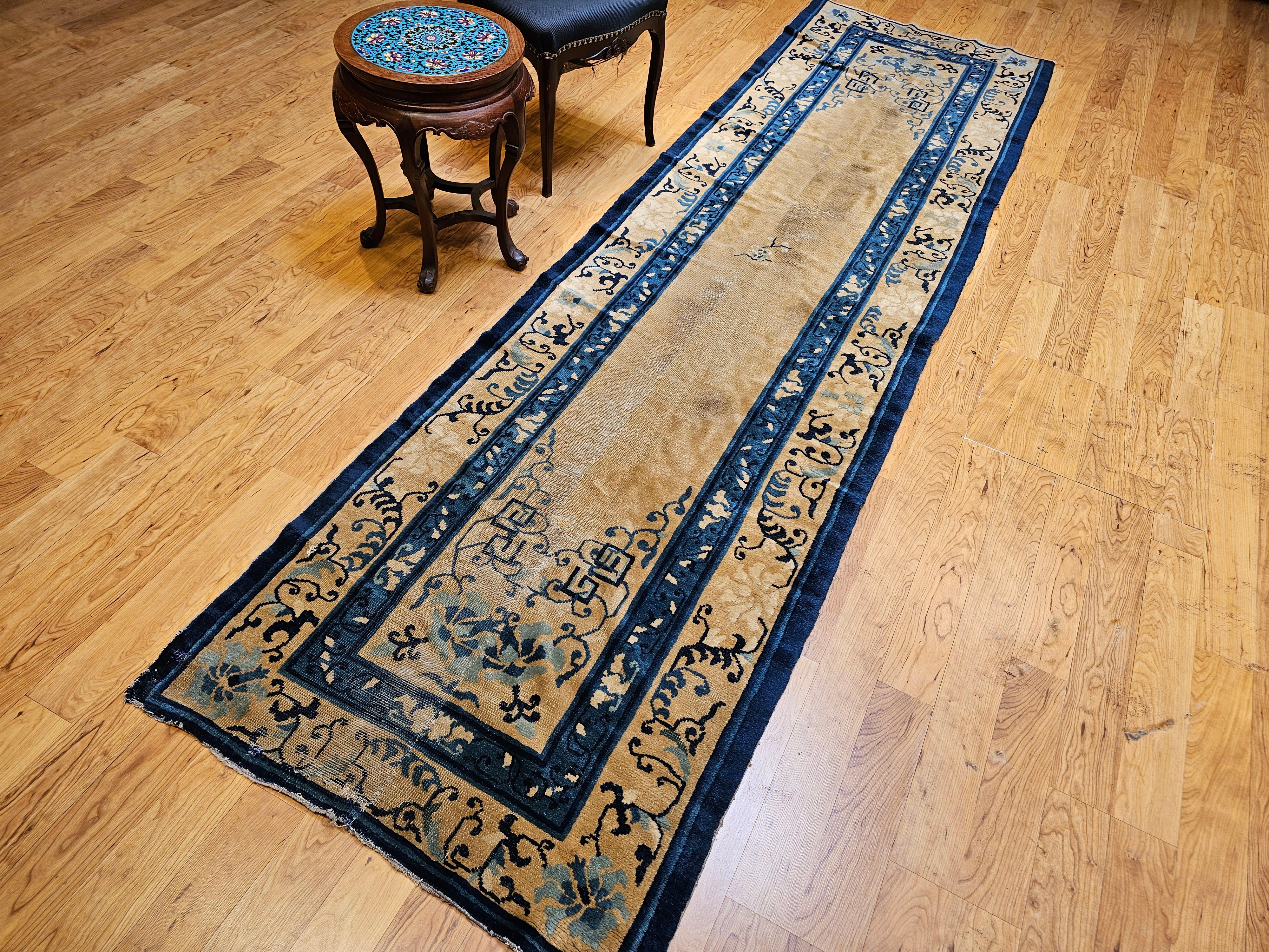 Tapis de couloir Pékin du 19e siècle avec terrain ouvert en ivoire, bleu marine, bleu, vert en vente 13