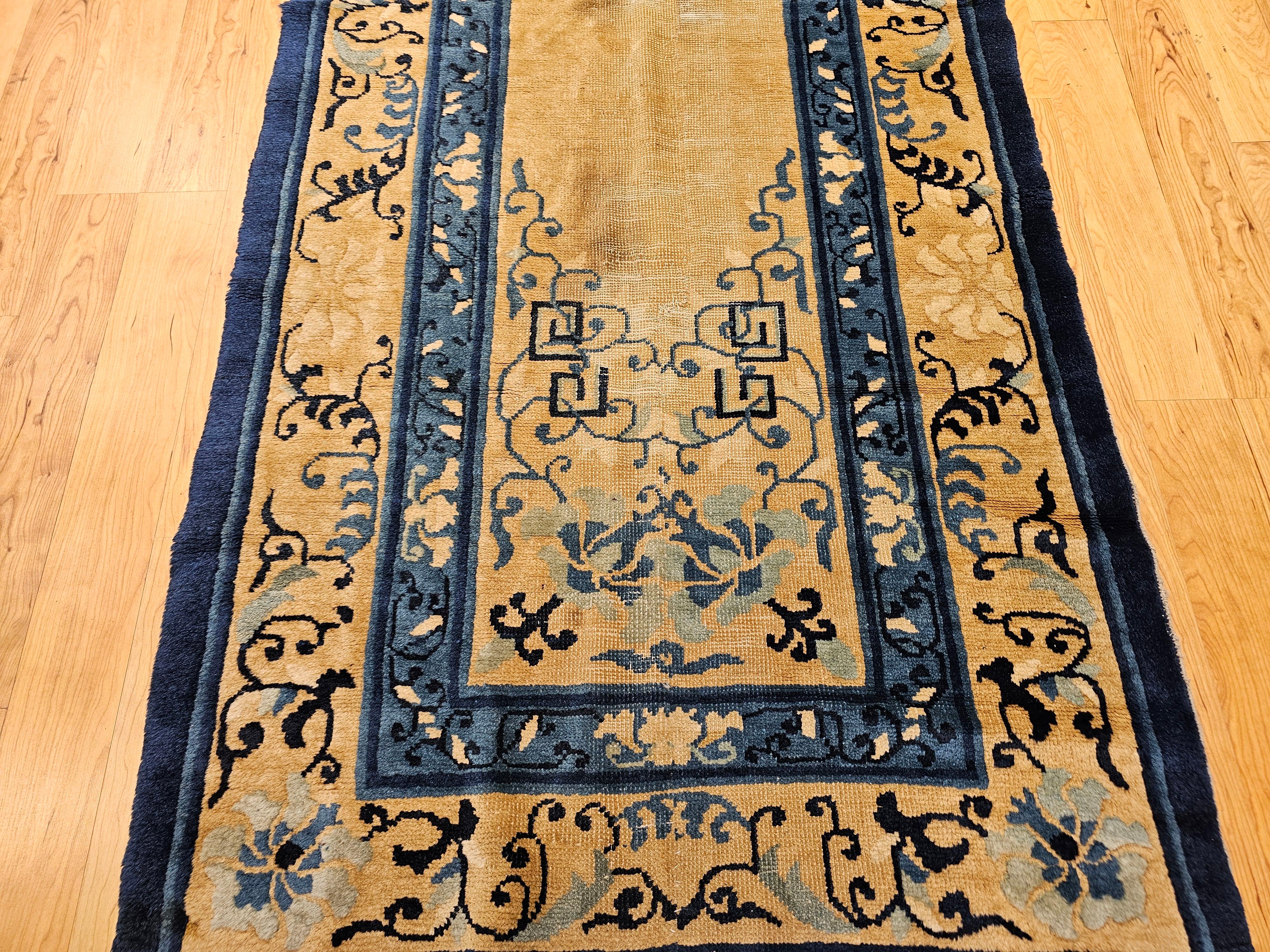 Chinois Tapis de couloir Pékin du 19e siècle avec terrain ouvert en ivoire, bleu marine, bleu, vert en vente
