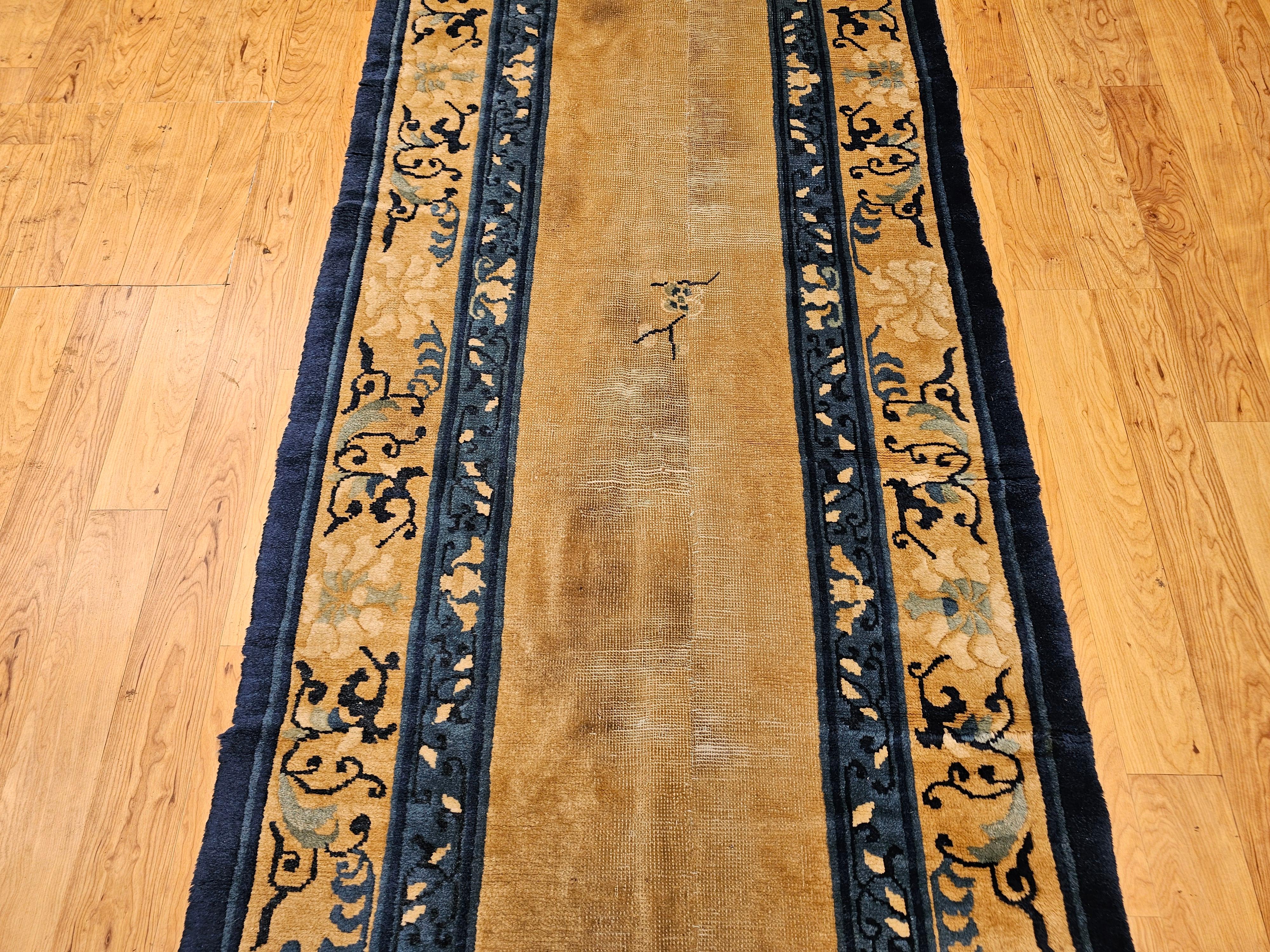 Teinture végétale Tapis de couloir Pékin du 19e siècle avec terrain ouvert en ivoire, bleu marine, bleu, vert en vente