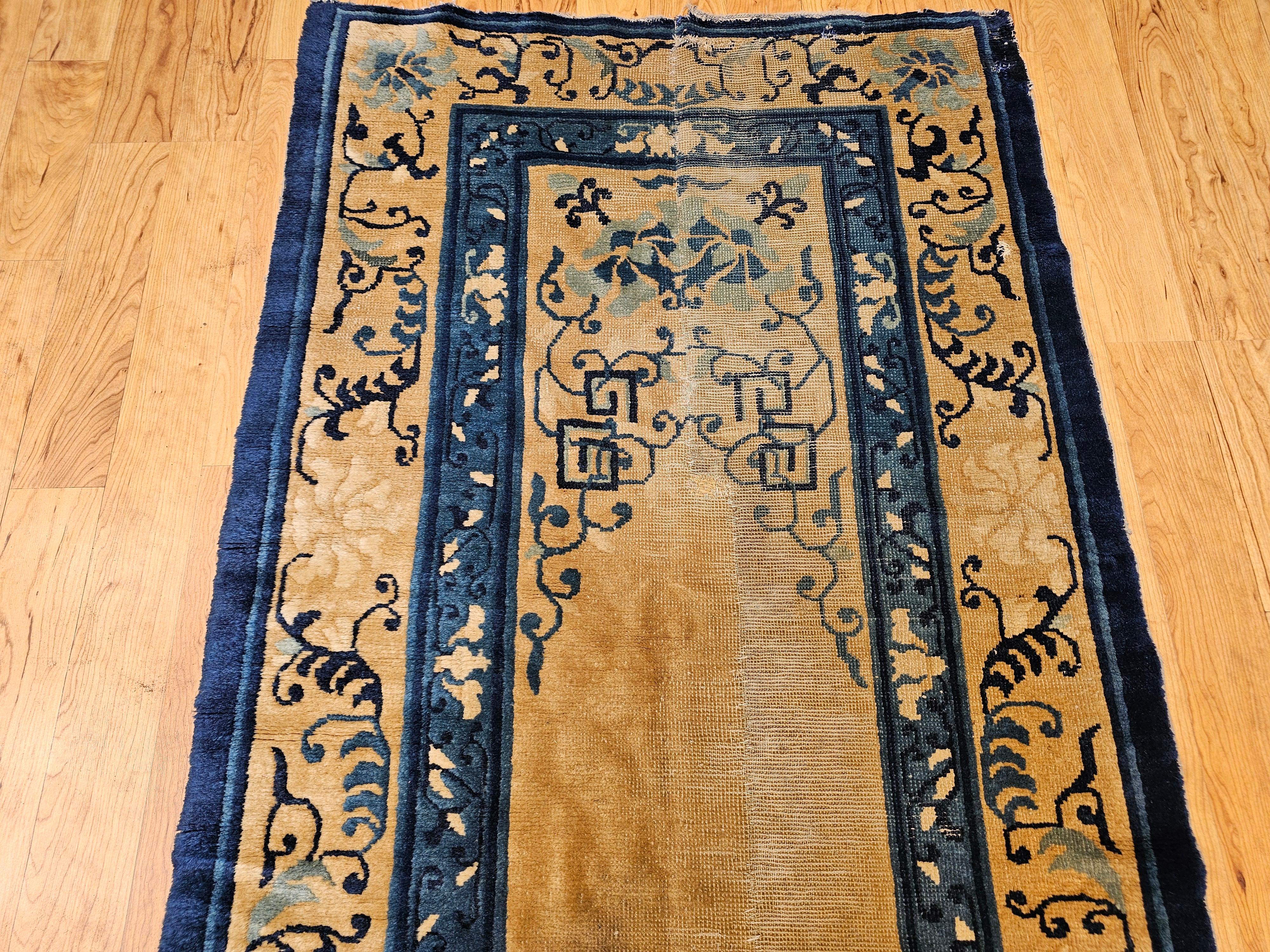 Tapis de couloir Pékin du 19e siècle avec terrain ouvert en ivoire, bleu marine, bleu, vert Bon état - En vente à Barrington, IL