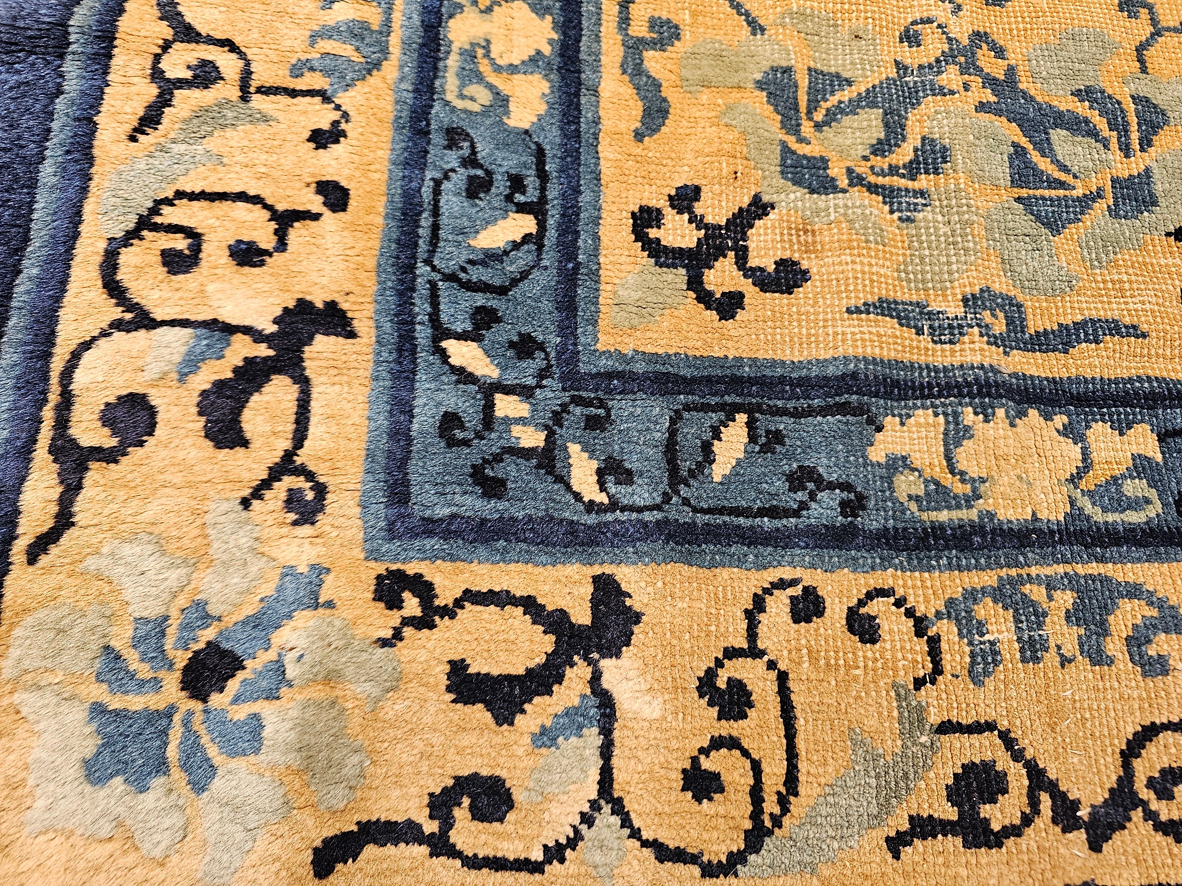 Laine Tapis de couloir Pékin du 19e siècle avec terrain ouvert en ivoire, bleu marine, bleu, vert en vente