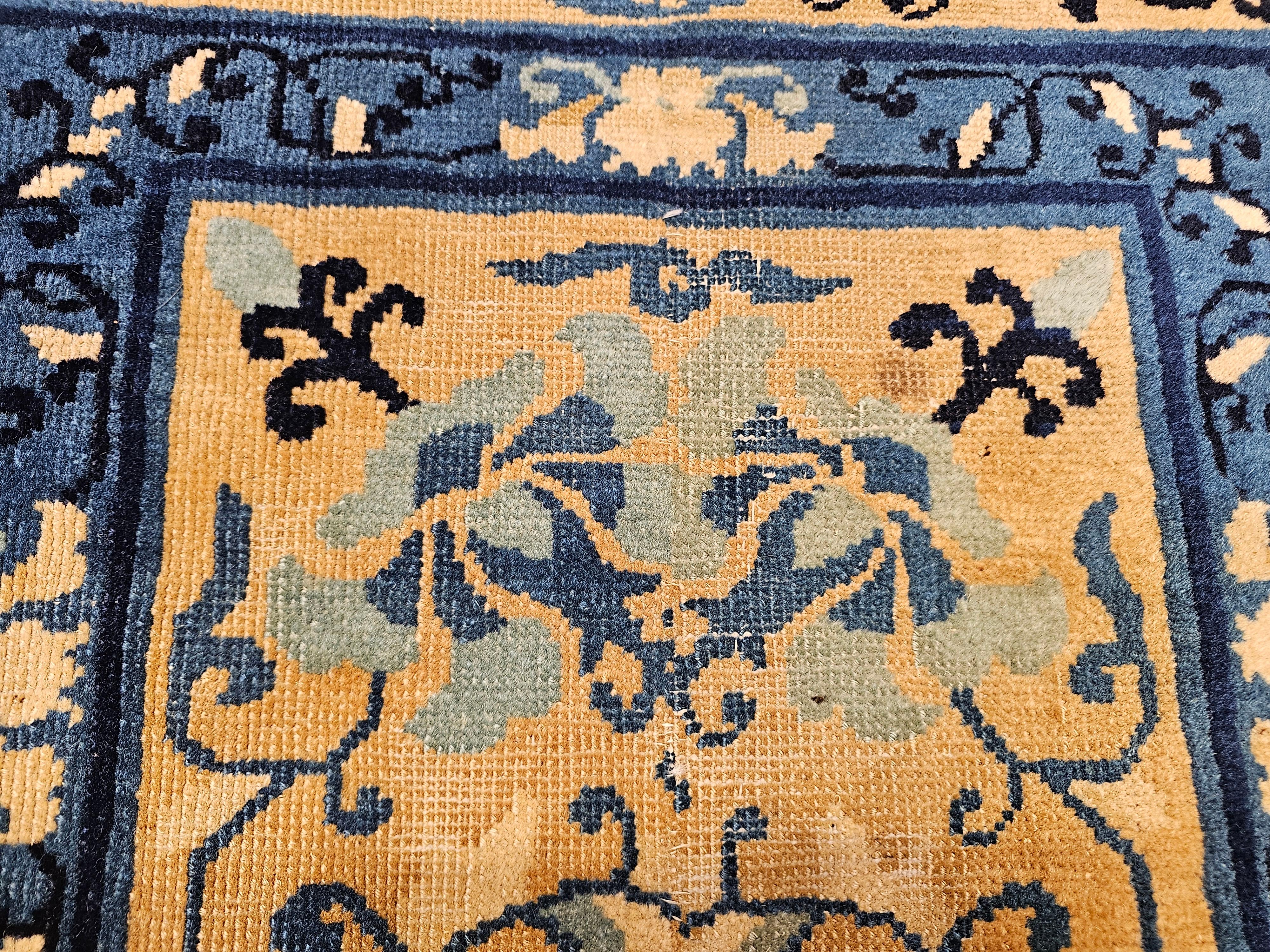 XIXe siècle Tapis de couloir Pékin du 19e siècle avec terrain ouvert en ivoire, bleu marine, bleu, vert en vente
