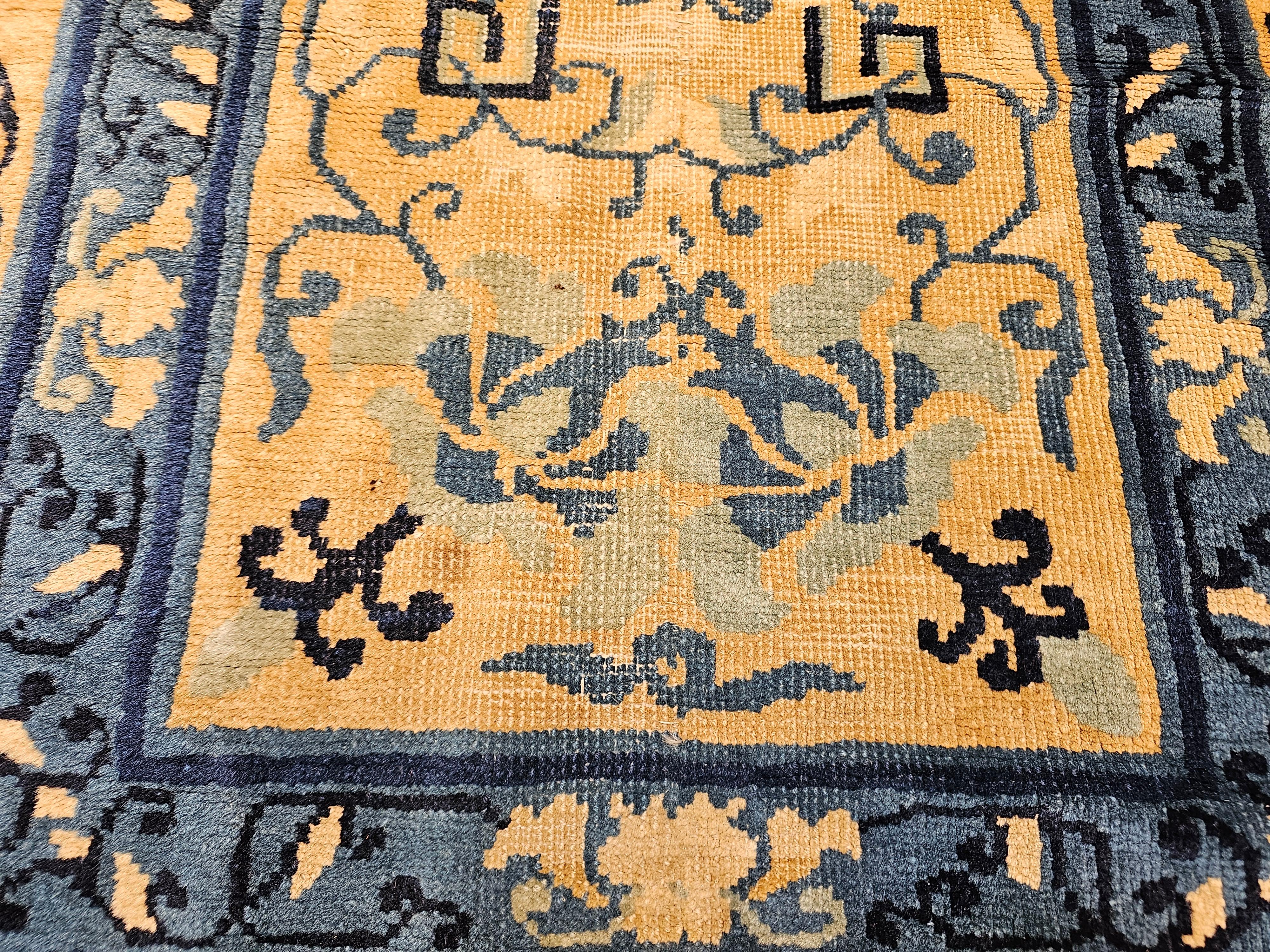 Tapis de couloir Pékin du 19e siècle avec terrain ouvert en ivoire, bleu marine, bleu, vert en vente 1
