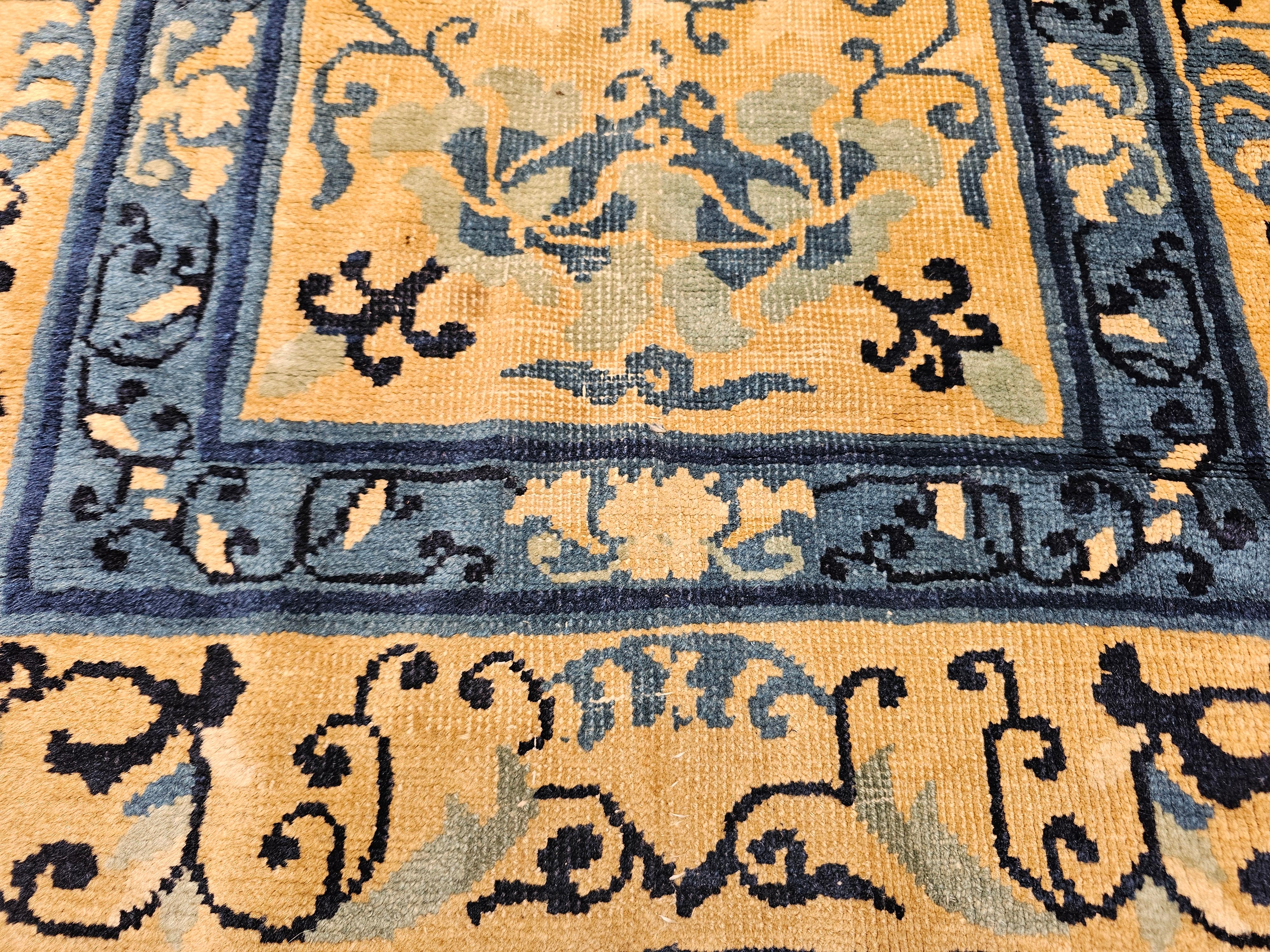 Tapis de couloir Pékin du 19e siècle avec terrain ouvert en ivoire, bleu marine, bleu, vert en vente 2