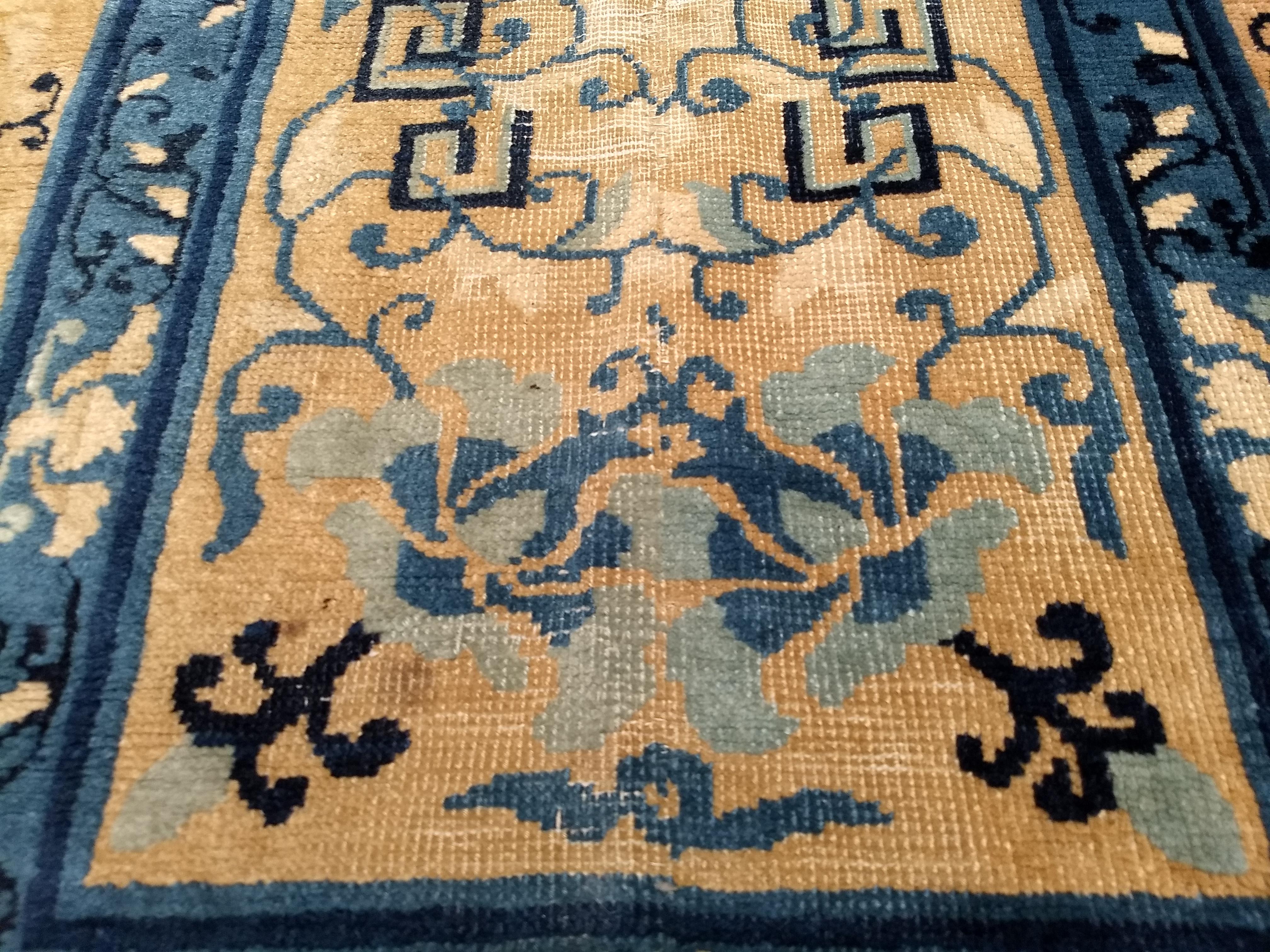 Tapis de couloir Pékin du 19e siècle avec terrain ouvert en ivoire, bleu marine, bleu, vert en vente 3