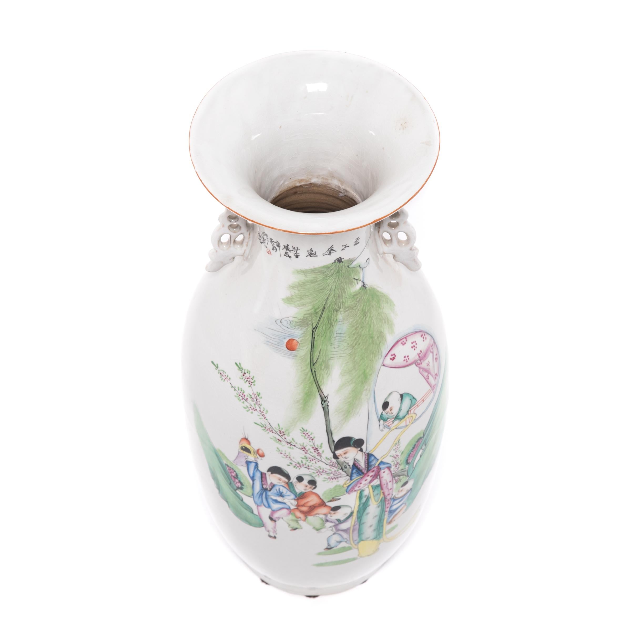 Chinesische chinesische Phönix-Fluss-Vase mit Figuren im Garten, um 1850 (Glasiert) im Angebot