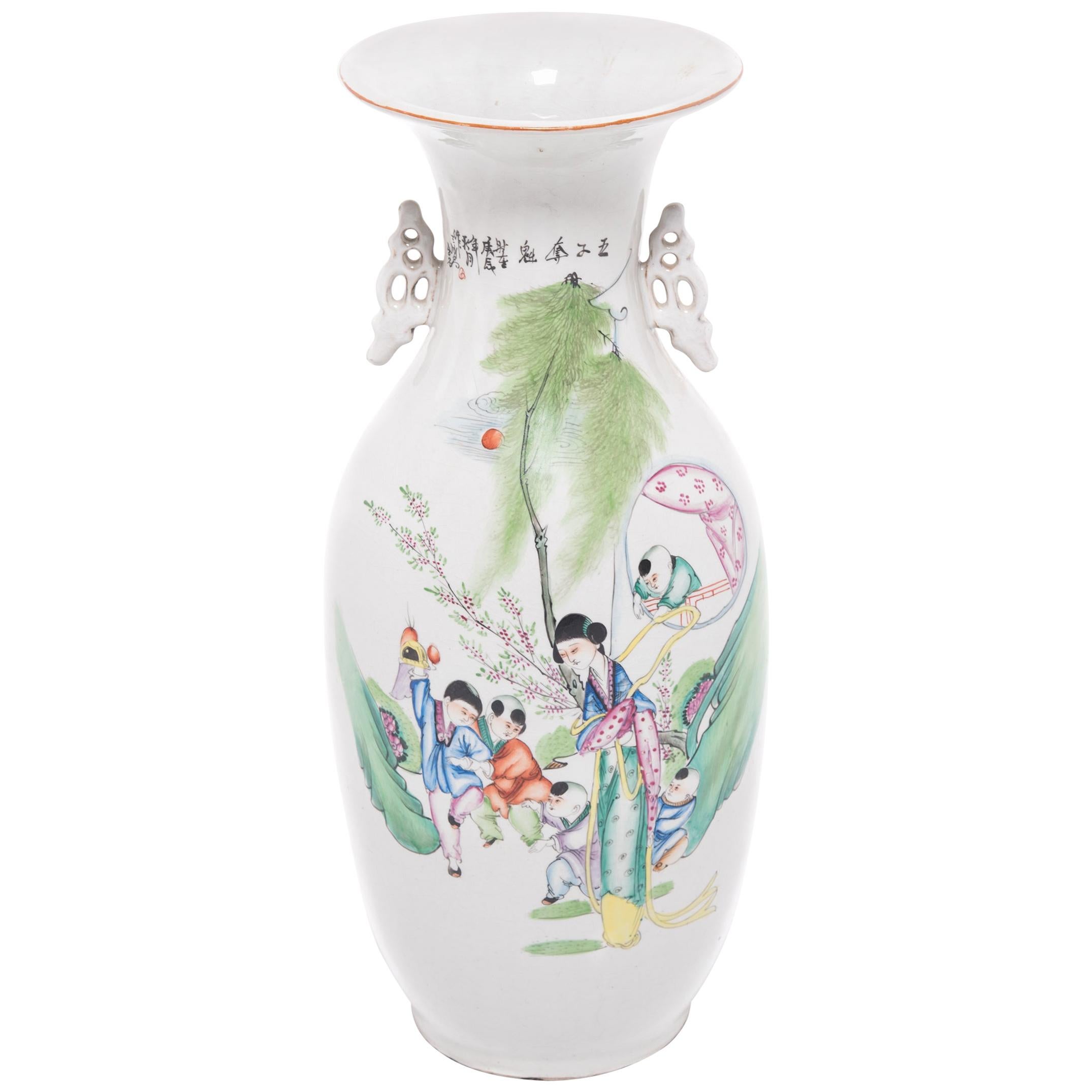 Chinesische chinesische Phönix-Fluss-Vase mit Figuren im Garten, um 1850 im Angebot