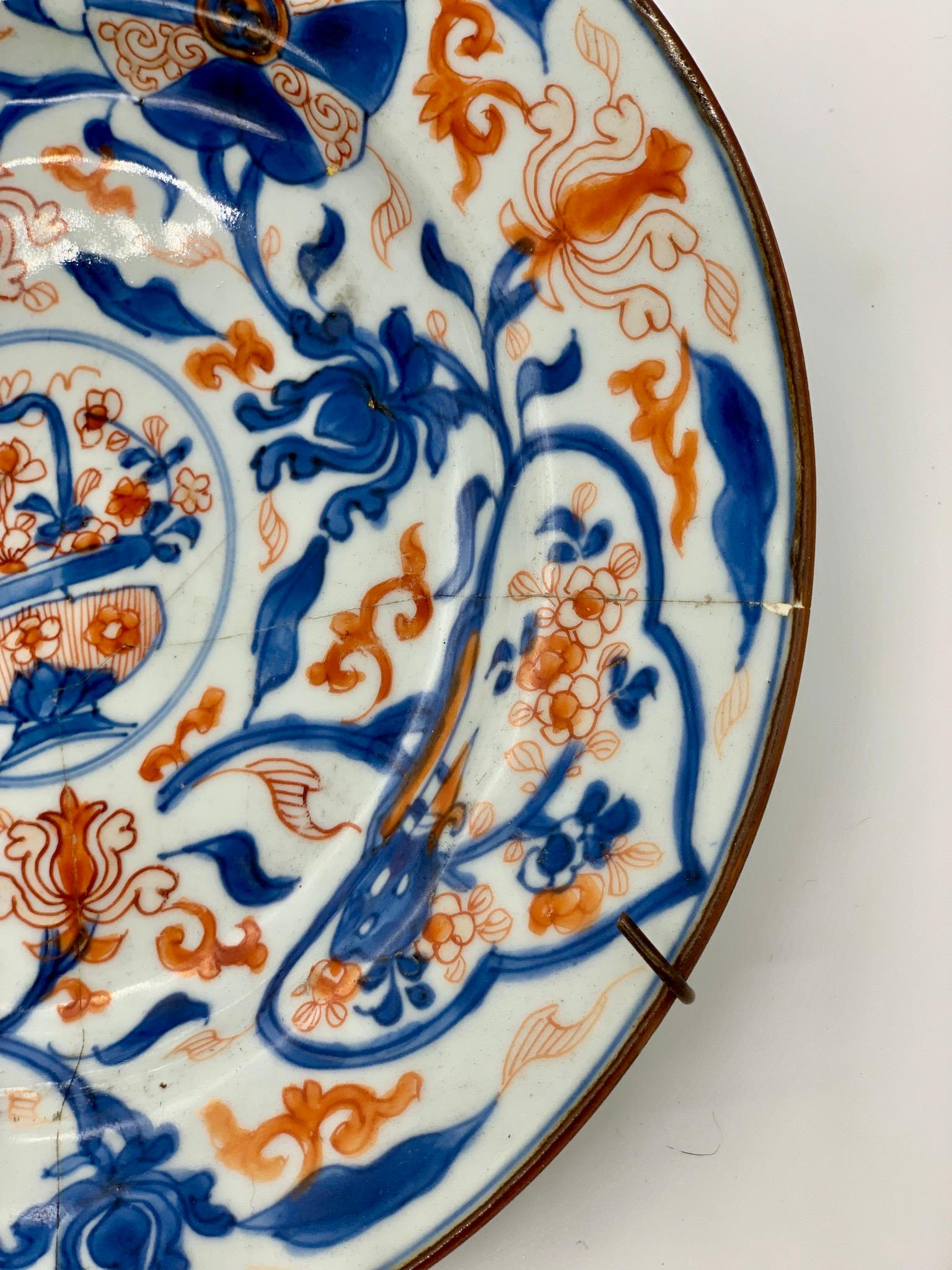 chinesischer Teller des 19. Jahrhunderts mit blau und orange gemalten Blumen und Blättern (Chinoiserie) im Angebot
