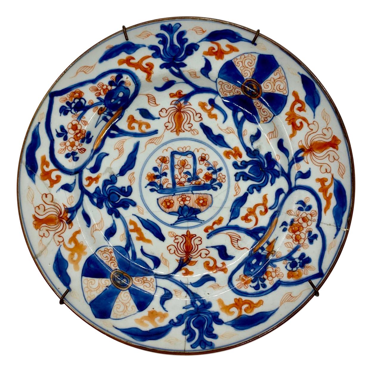 chinesischer Teller des 19. Jahrhunderts mit blau und orange gemalten Blumen und Blättern im Angebot