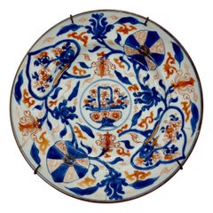 assiette chinoise du 19e siècle avec fleurs et feuilles peintes en bleu et orange