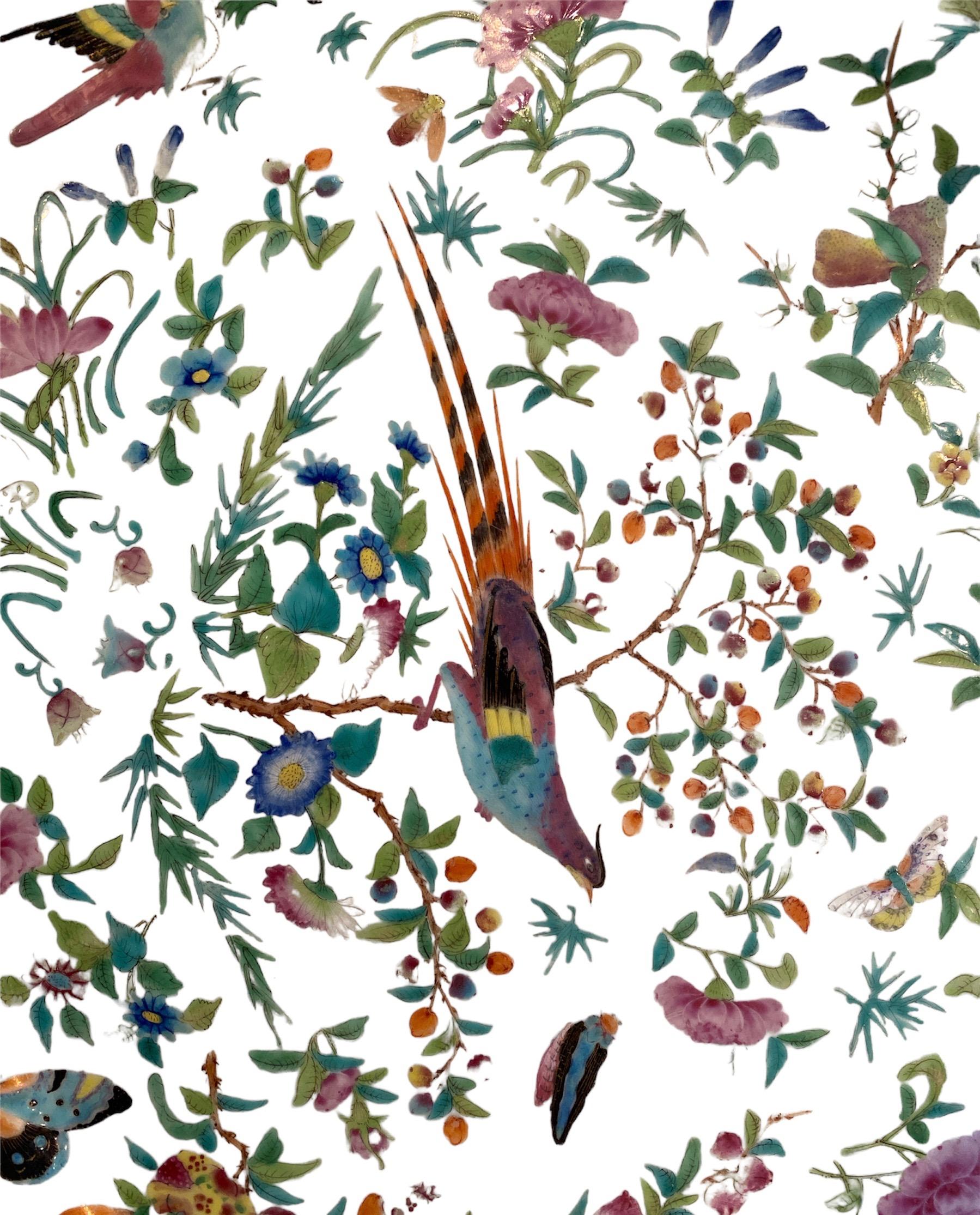 Très grand. Très détaillé. Très coloré avec des oiseaux et des papillons. Probablement de la fin du XIXe siècle aux années 1900. Excellent état pour son âge.