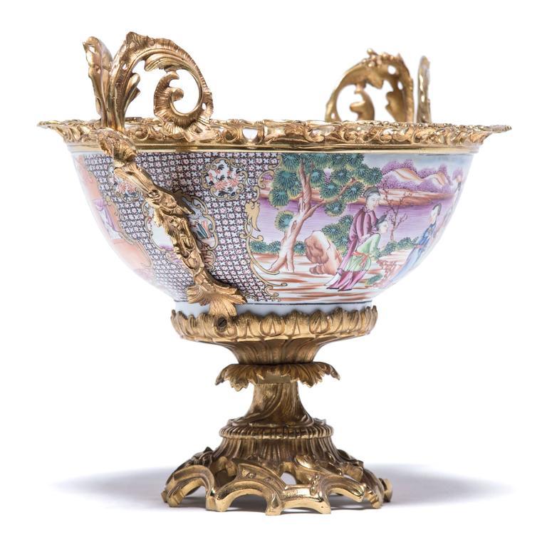 19th Century Chinese Porcelain and French Ormolu Centerpiece In Good Condition In Chicago, IL