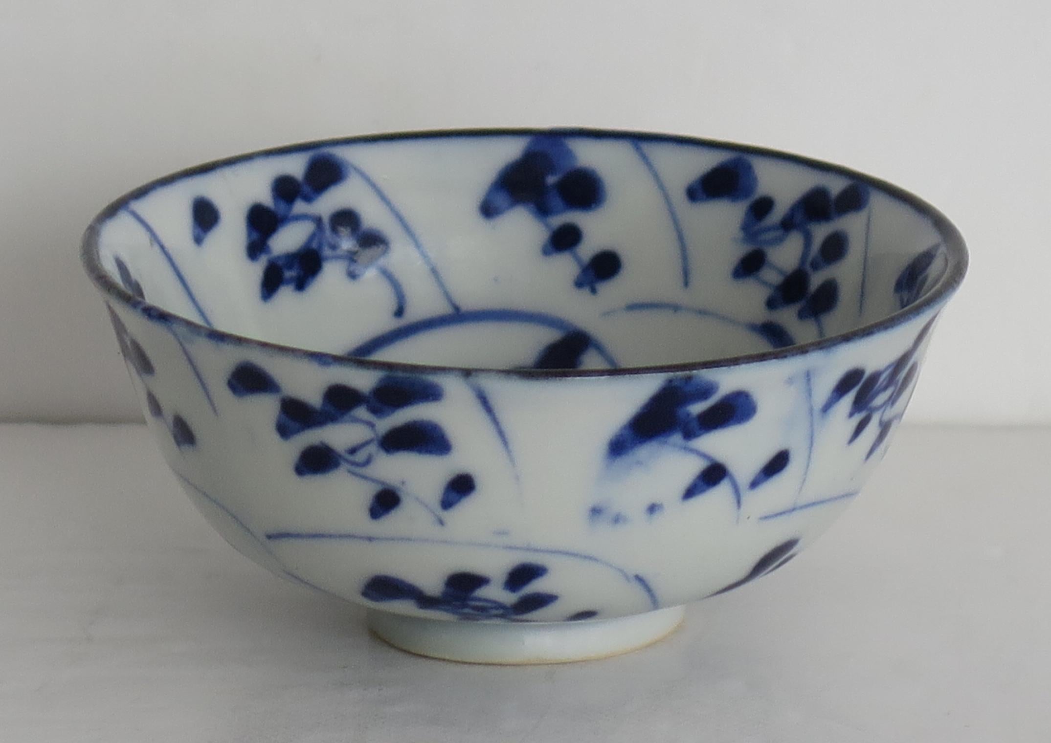 Dies ist eine gute chinesische Porzellan Teeschale, die wir auf ein Stück aus dem Tec Sing Schiffswrack Ladung, der frühen 19. C, um 1820 zurückzuführen.

Die Schale ist rund und gut von Hand getöpfert und steht auf einem niedrigen Fuß.

Die
