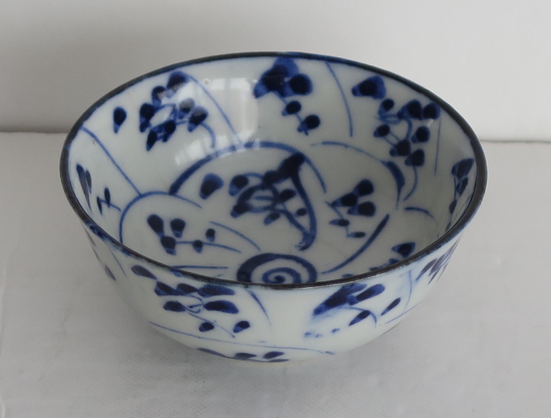 Peint à la main Bol à thé Tek Sing en porcelaine chinoise bleu et blanc du 19e siècle, vers 1820 en vente