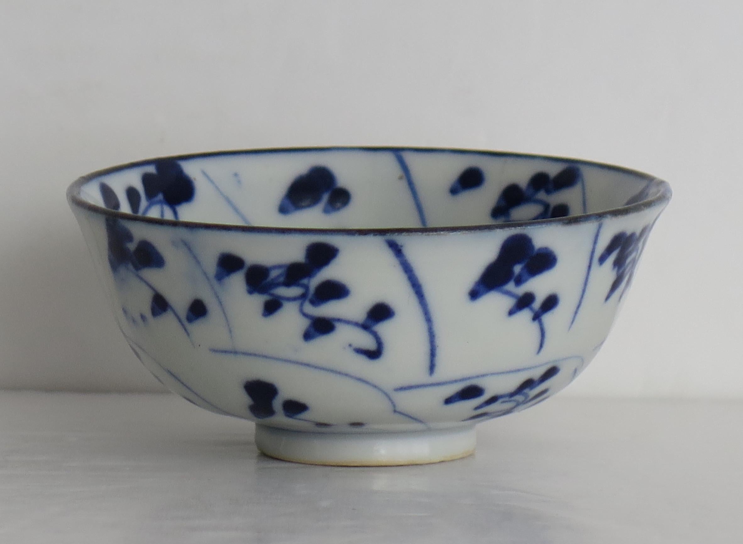 Hand-Painted 19th Century Chinese Porcelain Blue & White Tea Bowl Tek Sing Shipwreck, Ca 1820 For Sale