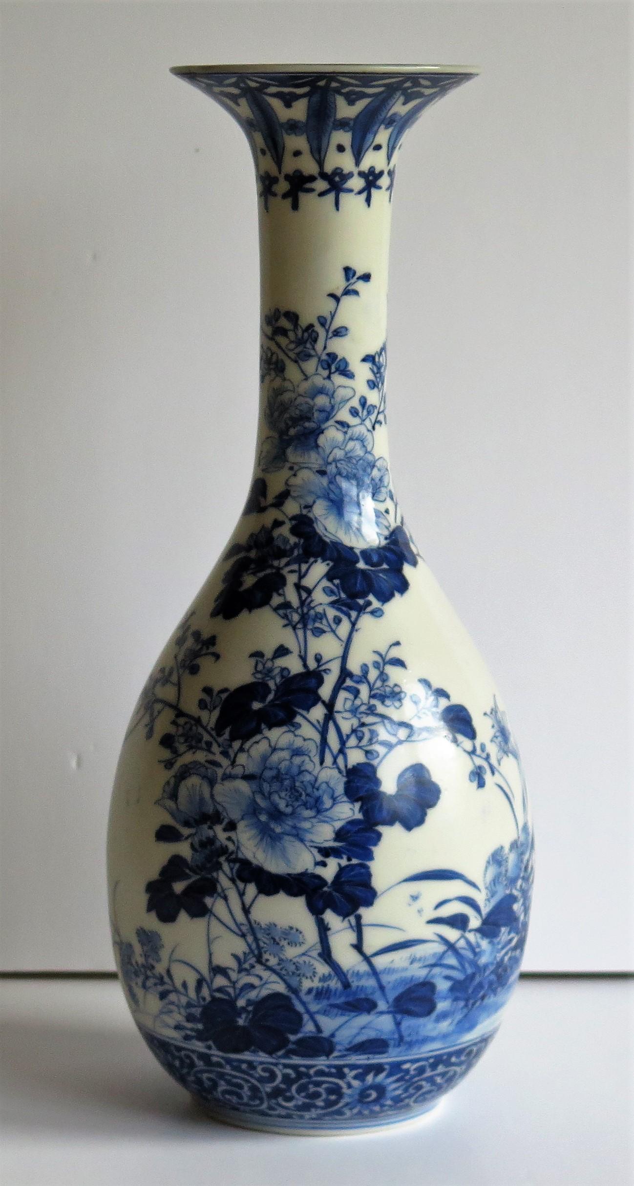 19th C Qing Chinese Porcelain Bottle Vase Blue and White Finely Hand Painted In Good Condition In Lincoln, Lincolnshire