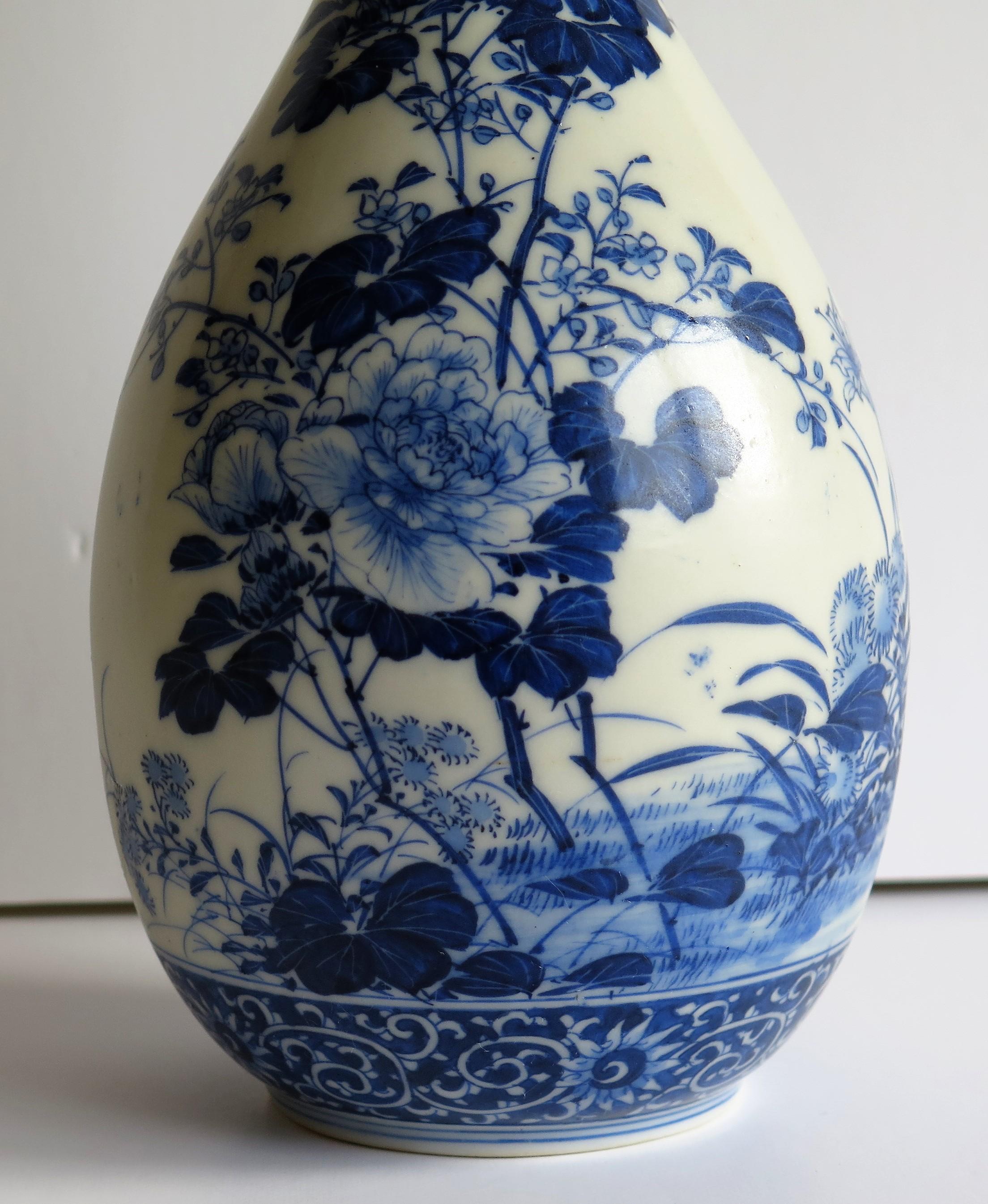 19th C Qing Chinese Porcelain Bottle Vase Blue and White Finely Hand Painted 3