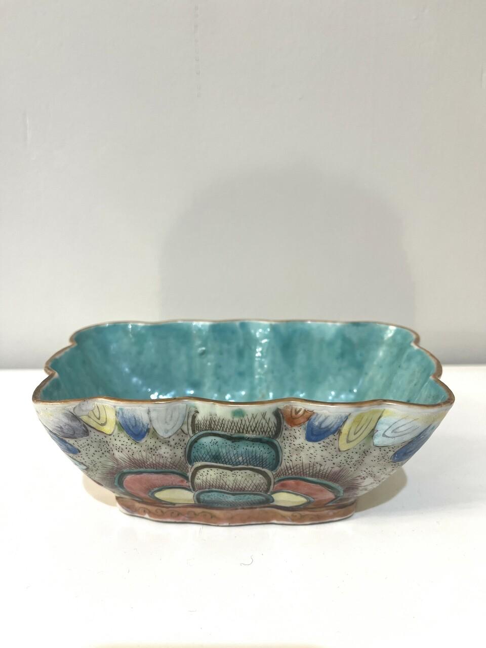 Chinesische handbemalte Porzellanschale mit Schmetterlingen aus dem 19.