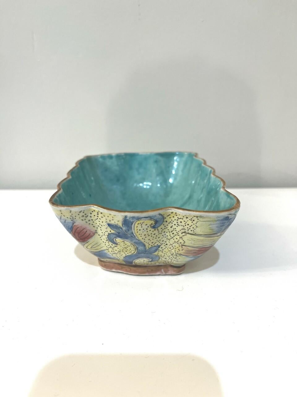Chinesische Schmetterlingsschale aus Porzellan des 19. Jahrhunderts (Handbemalt) im Angebot