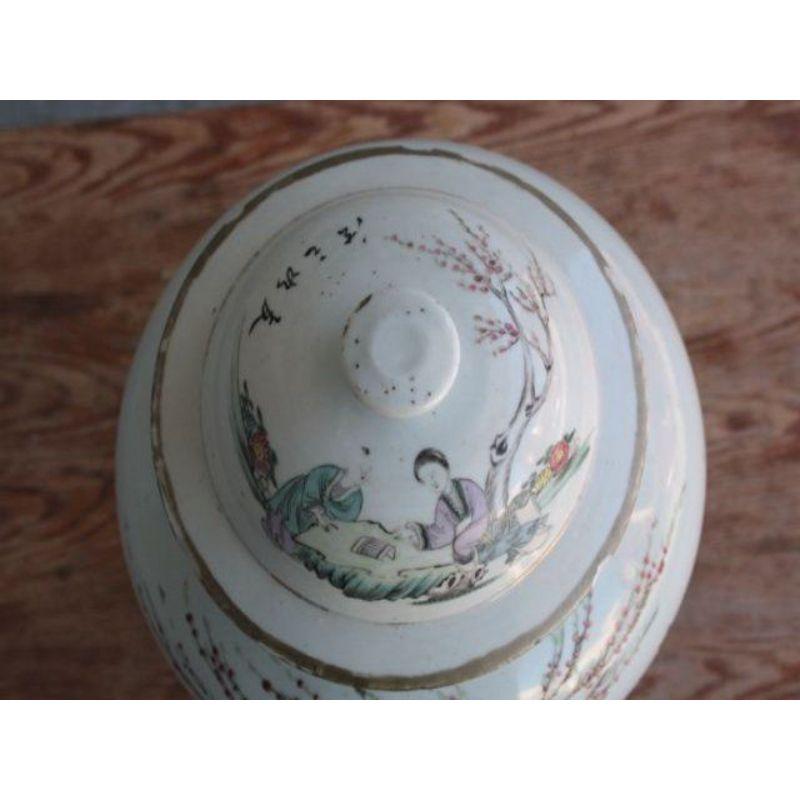 Covered pot in Chinese porcelain from the 19th century on a base measuring 47 cm high and 27 cm in diameter. note some graininess

Additional information:
Material: Porcelain & biscuit.
 