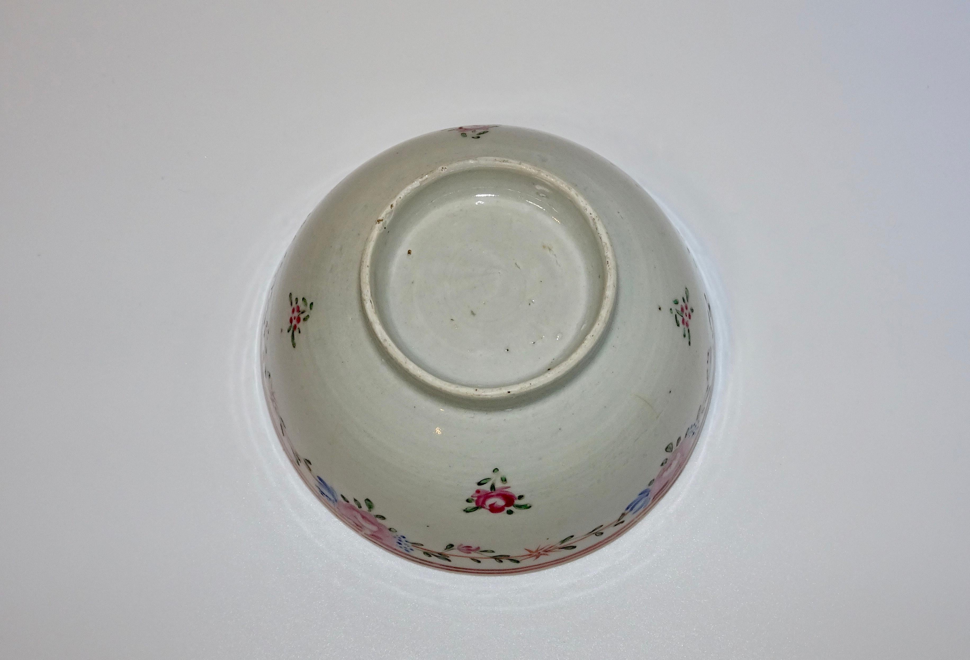19th Century Chinese Porcelain Export Bowl with Floral Decoration For Sale 1
