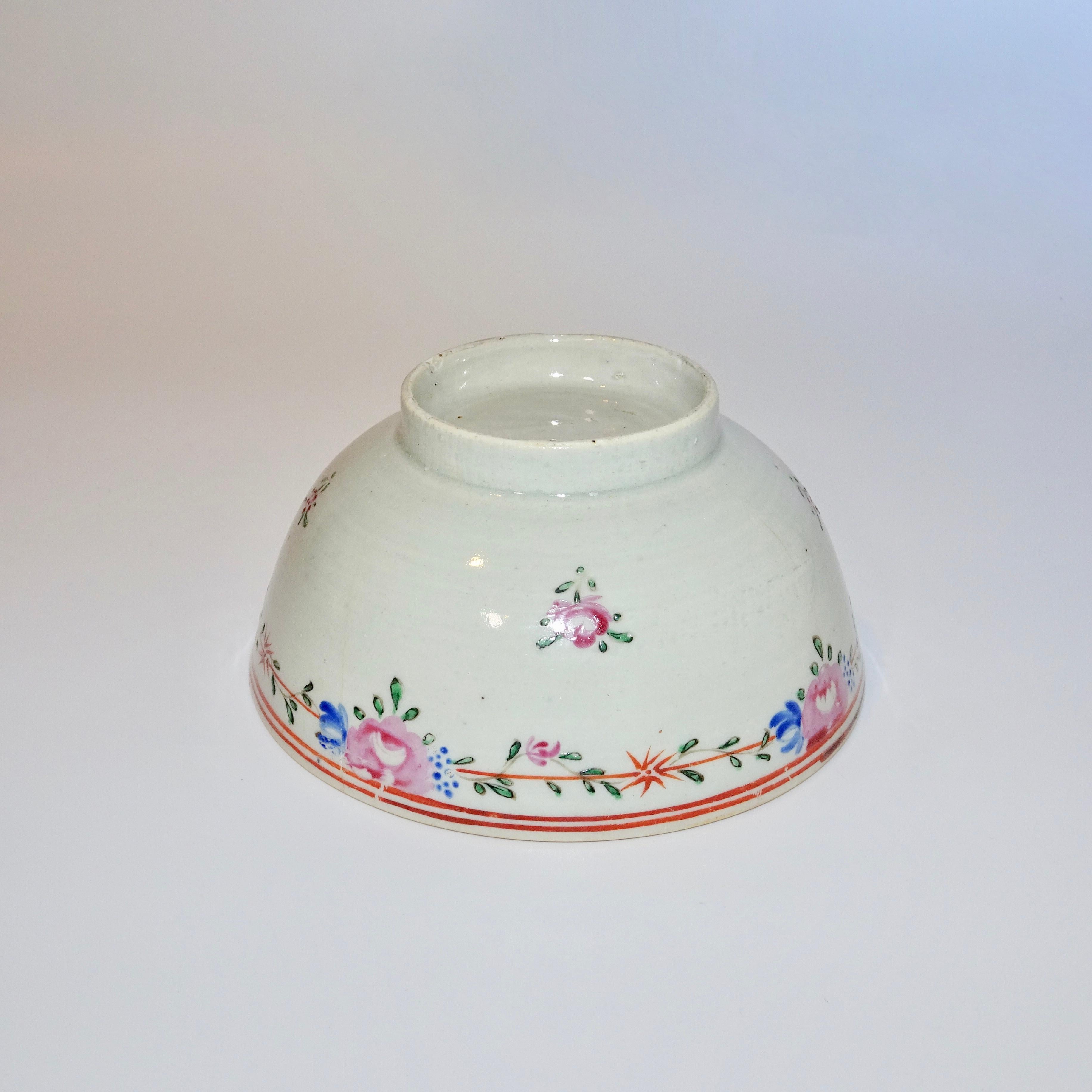 19th Century Chinese Porcelain Export Bowl with Floral Decoration For Sale 2