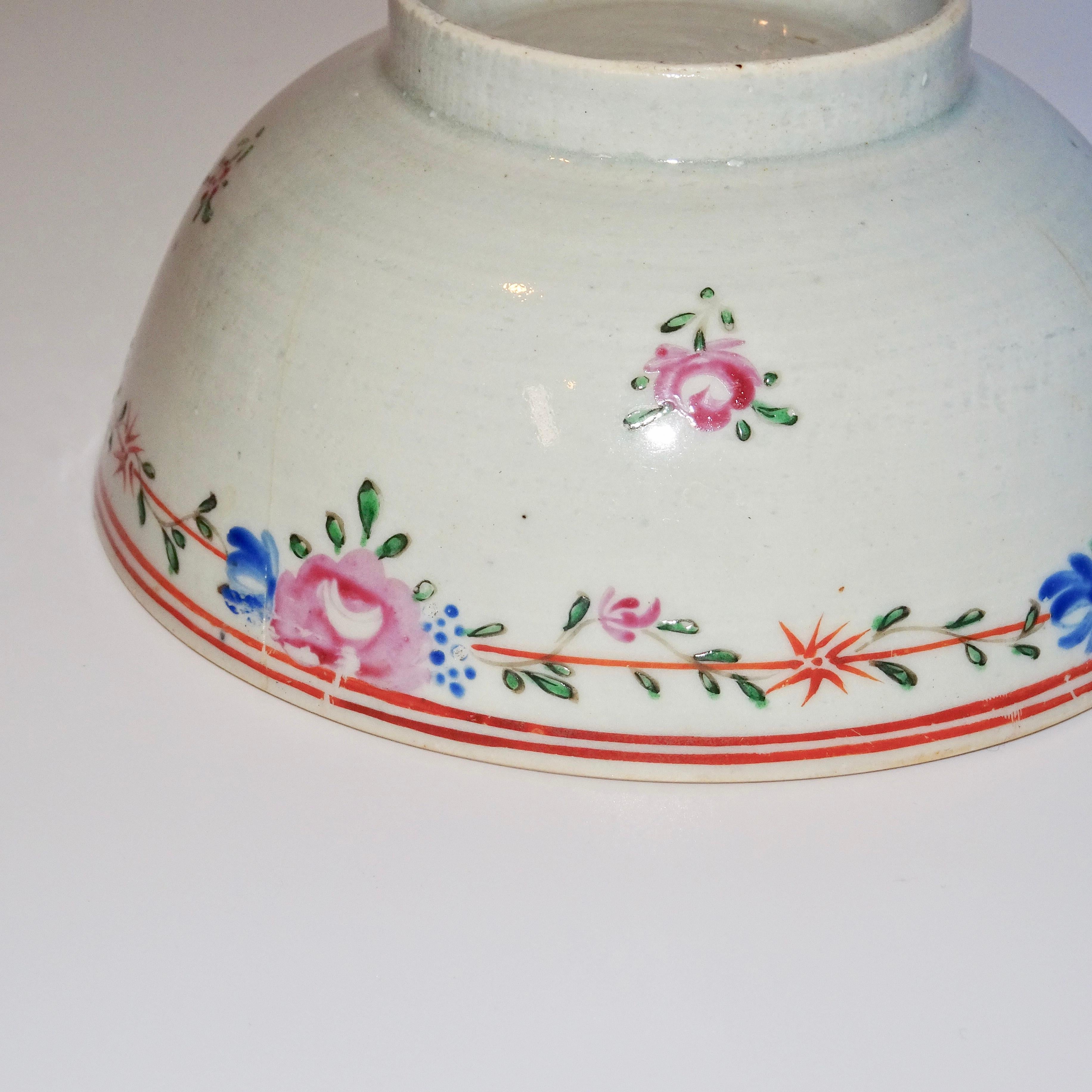 19th Century Chinese Porcelain Export Bowl with Floral Decoration For Sale 3