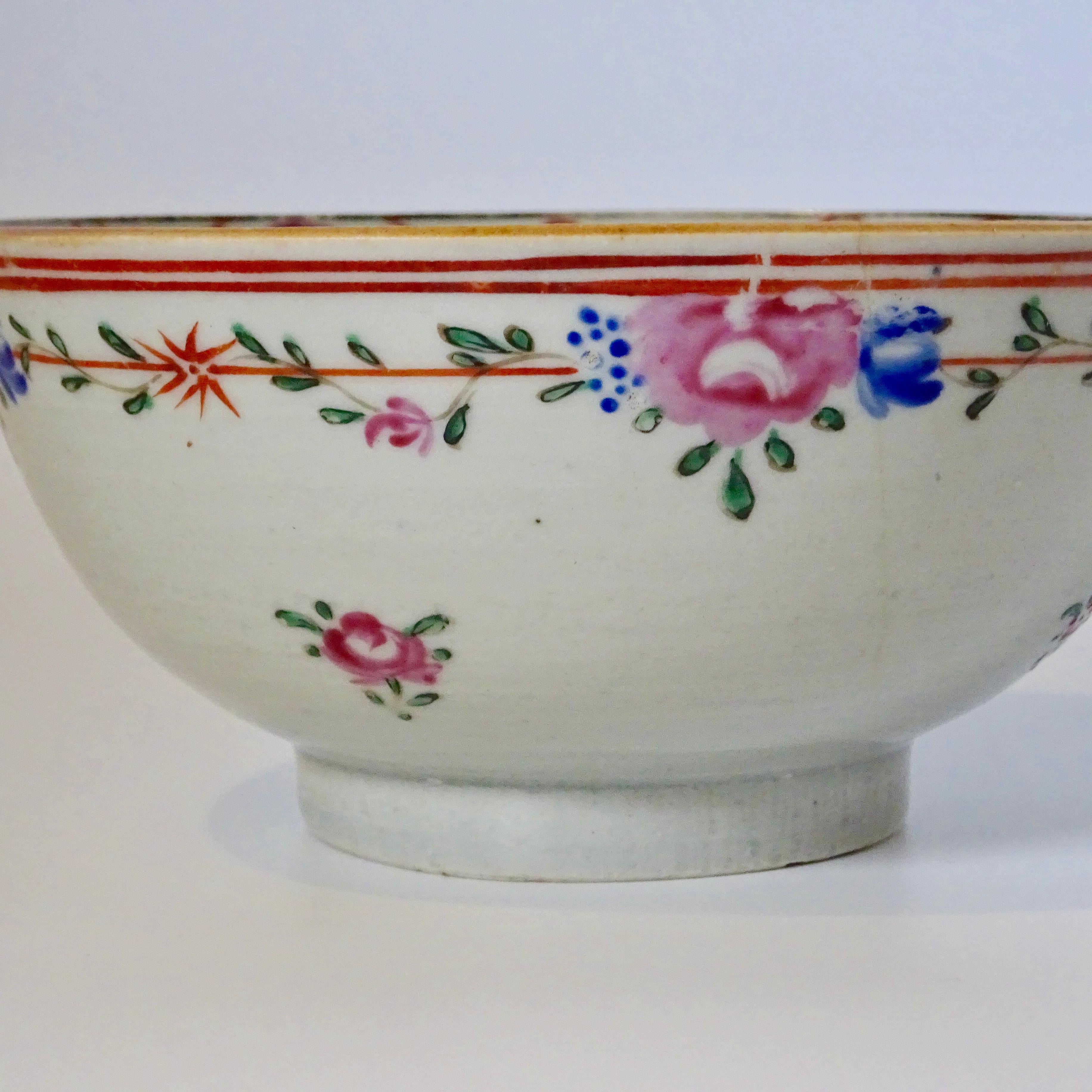 19th Century Chinese Porcelain Export Bowl with Floral Decoration For Sale 4