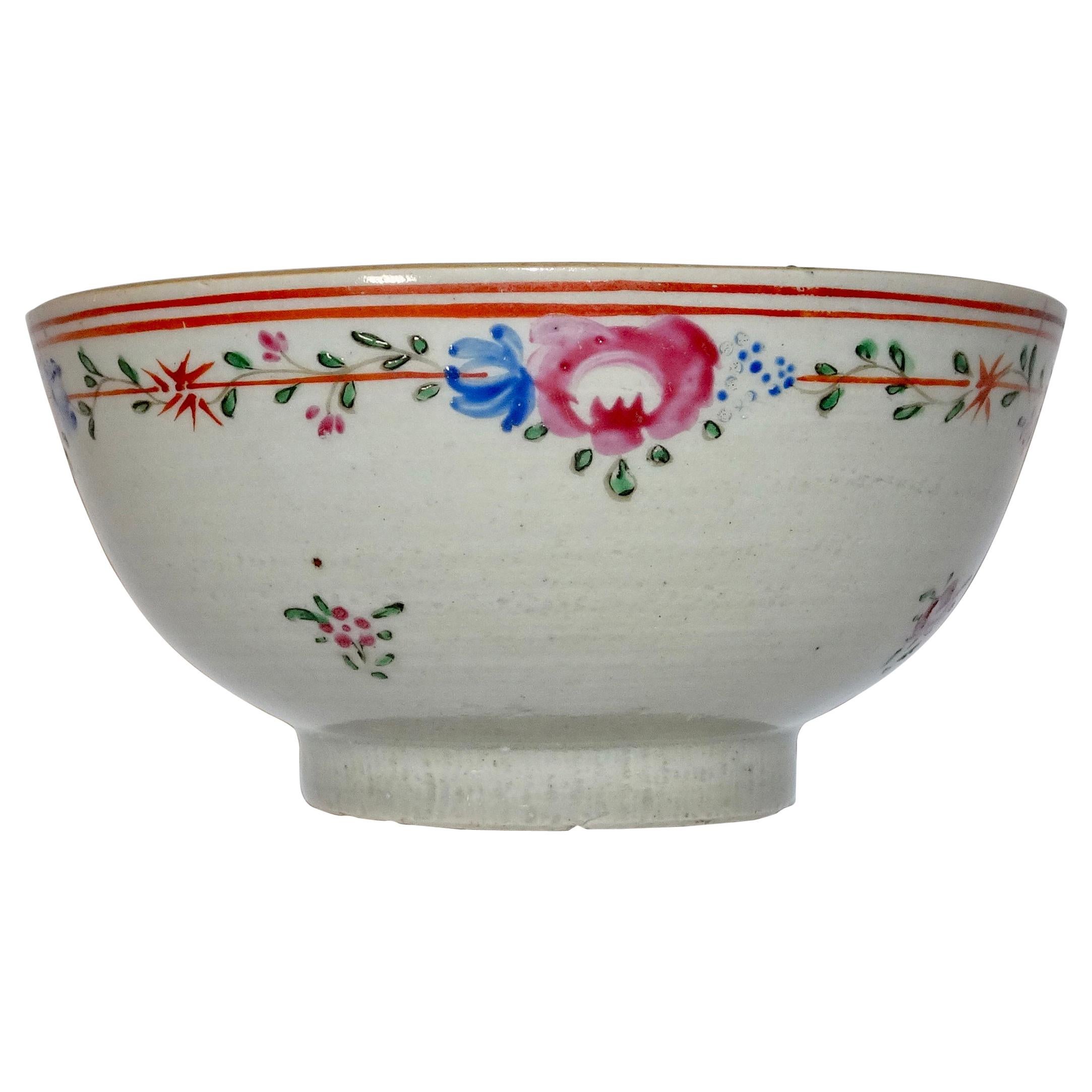 19th Century Chinese Porcelain Export Bowl with Floral Decoration For Sale
