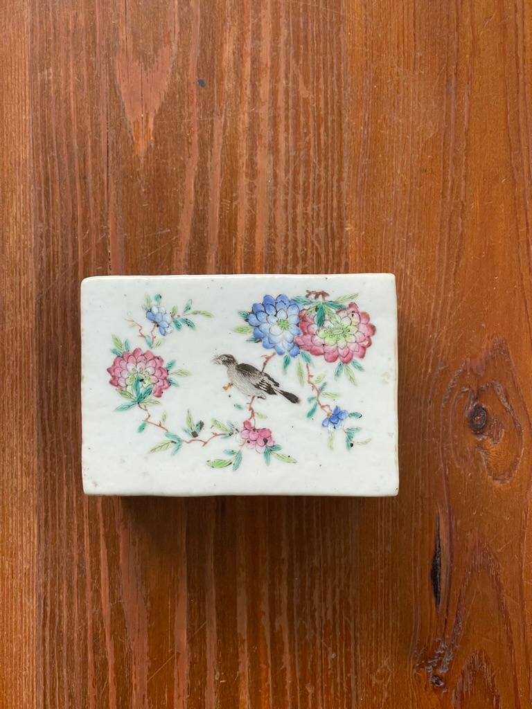 19th Century Chinese Porcelain Family Box with Hand Painted Bird Motiv For Sale 8
