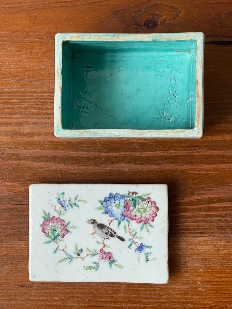 Hand-Painted 19th Century Chinese Porcelain Family Box with Hand Painted Bird Motiv For Sale
