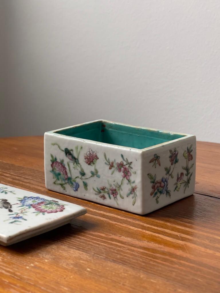 19th Century Chinese Porcelain Family Box with Hand Painted Bird Motiv In Good Condition For Sale In København K, 84
