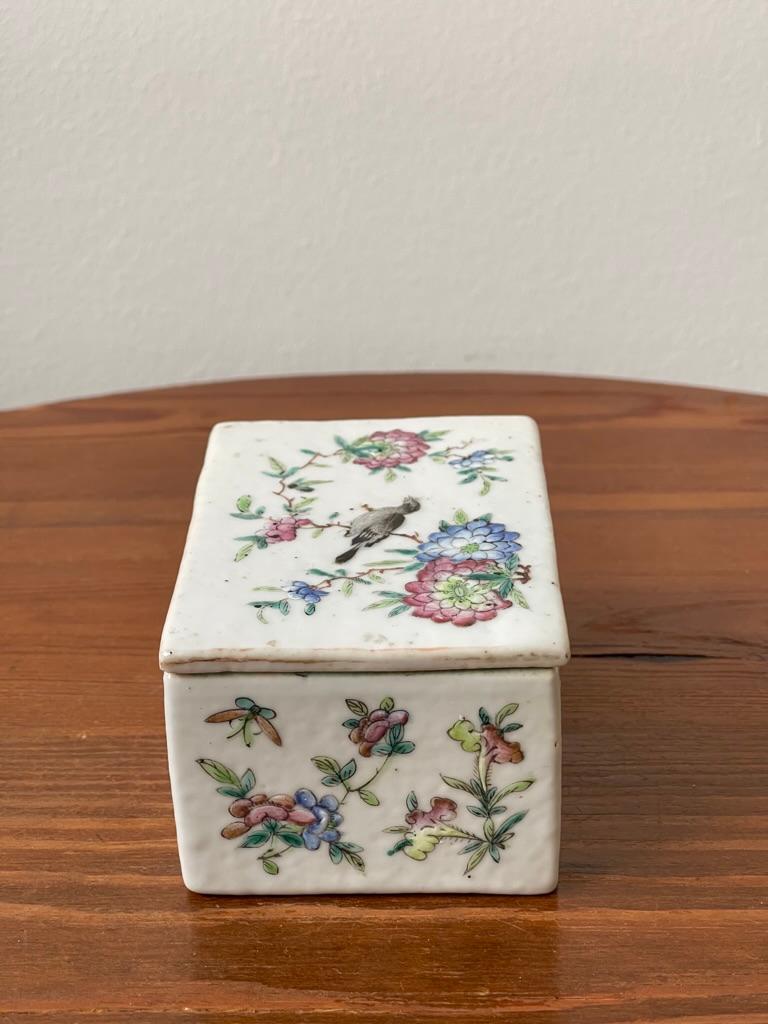 19th Century Chinese Porcelain Family Box with Hand Painted Bird Motiv For Sale 2
