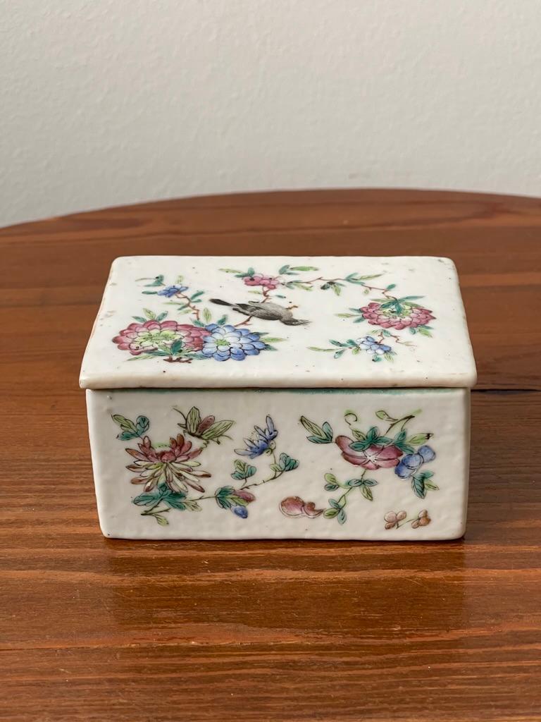 19th Century Chinese Porcelain Family Box with Hand Painted Bird Motiv For Sale 3