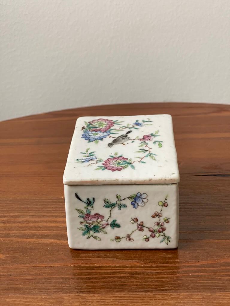 19th Century Chinese Porcelain Family Box with Hand Painted Bird Motiv For Sale 4