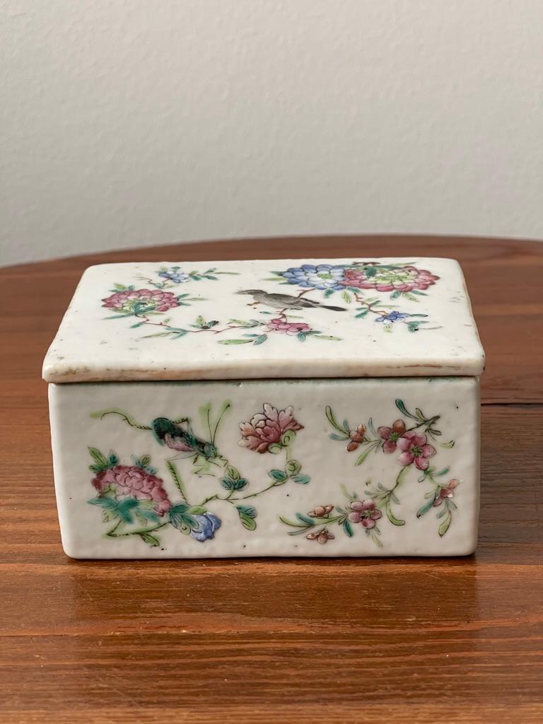 19th Century Chinese Porcelain Family Box with Hand Painted Bird Motiv For Sale 5