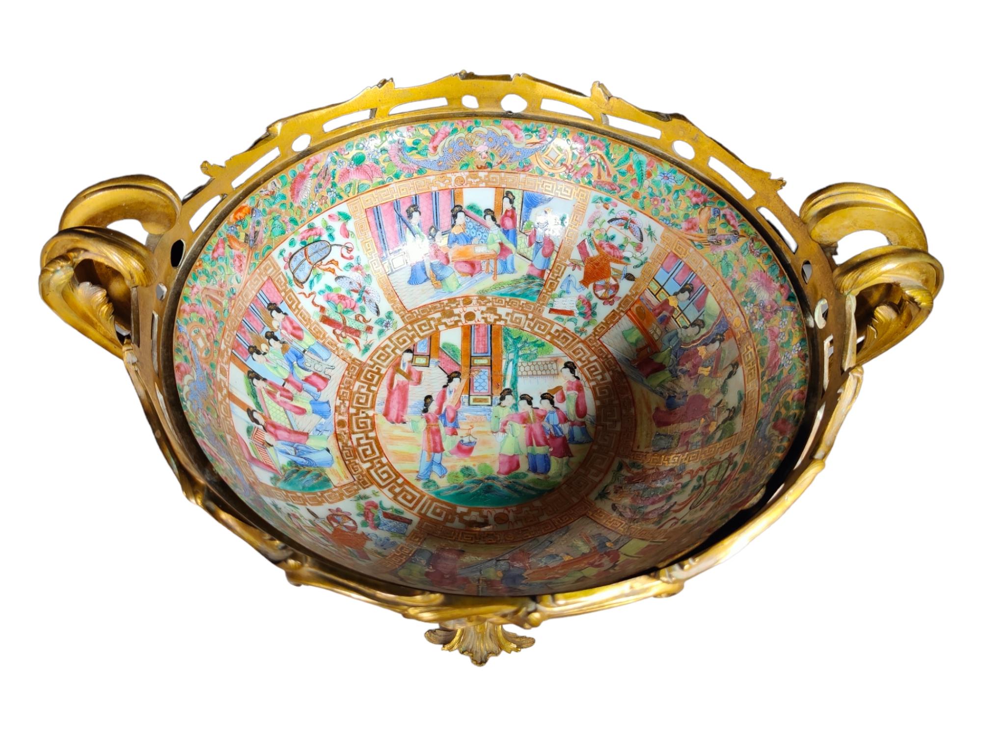 Chinesisch im 19. Jahrhundert  Porzellan-Rosenmedaillon in Goldbronze-Montierter Tafelaufsatz im Angebot 6