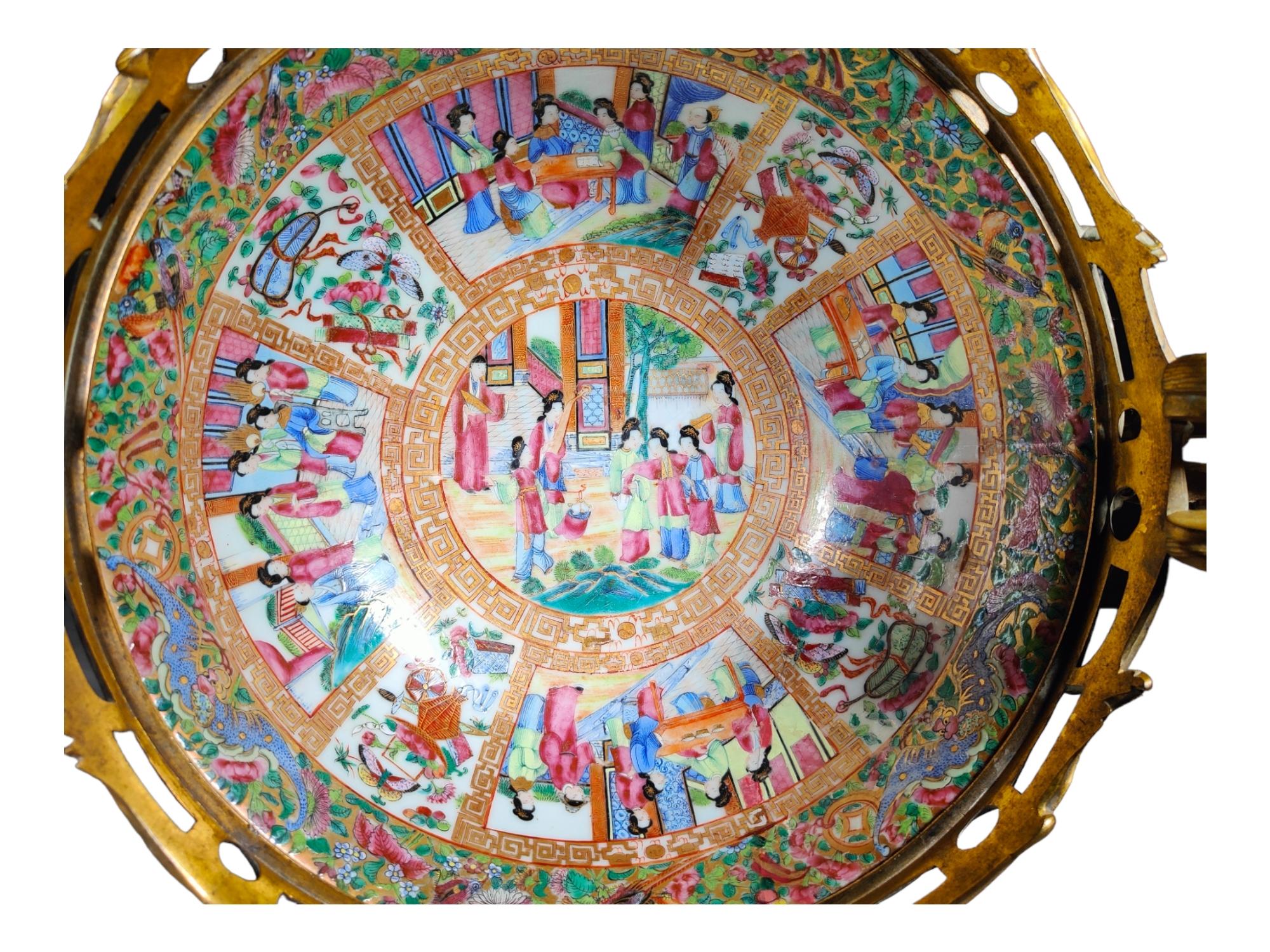 Chinesisch im 19. Jahrhundert  Porzellan-Rosenmedaillon in Goldbronze-Montierter Tafelaufsatz im Angebot 10