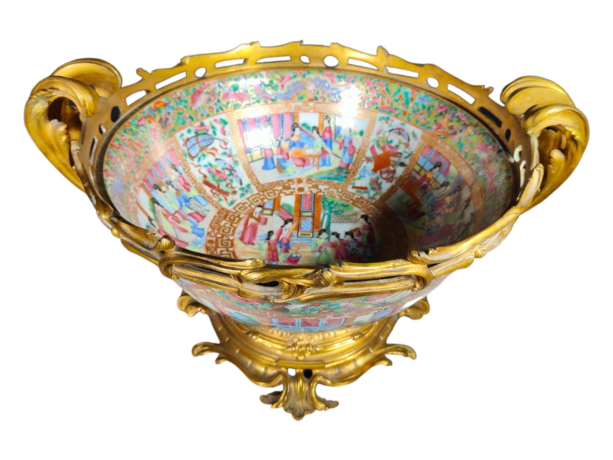 Chinois du 19ème siècle  Centre de table en porcelaine avec médaillon de rose en bronze doré en vente 9