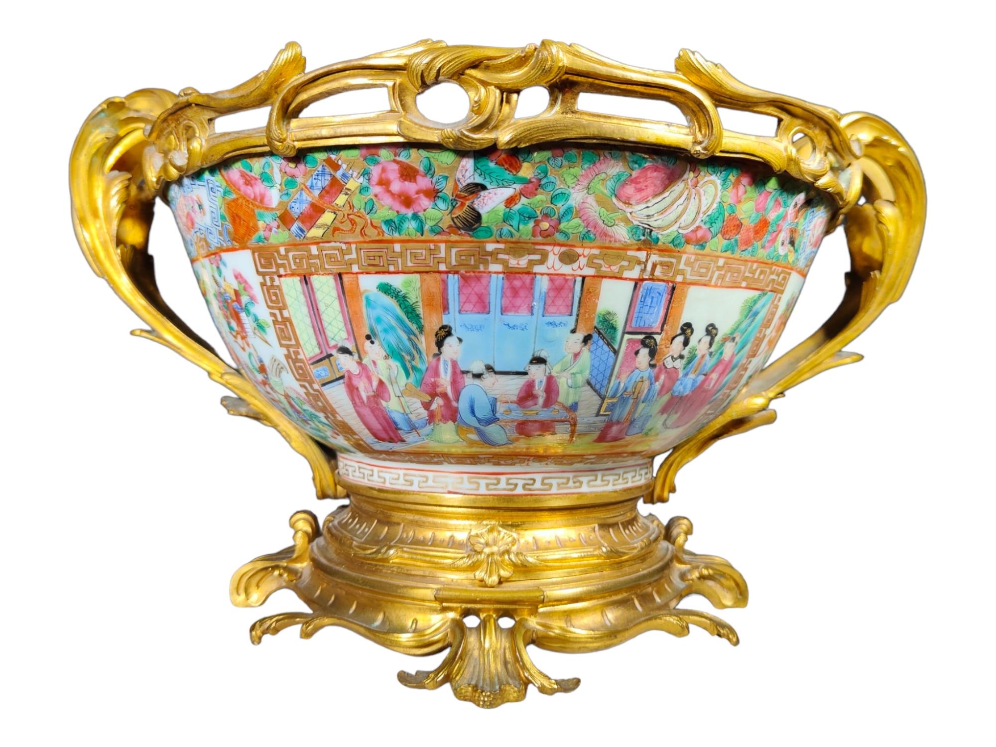Chinesisch im 19. Jahrhundert  Porzellan-Rosenmedaillon in Goldbronze-Montierter Tafelaufsatz im Angebot 12
