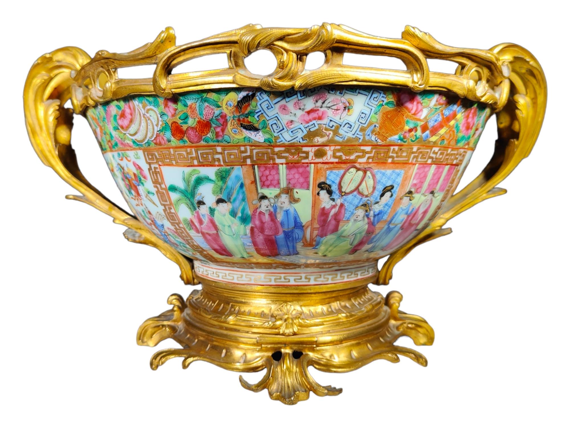 Exportation chinoise Chinois du 19ème siècle  Centre de table en porcelaine avec médaillon de rose en bronze doré en vente