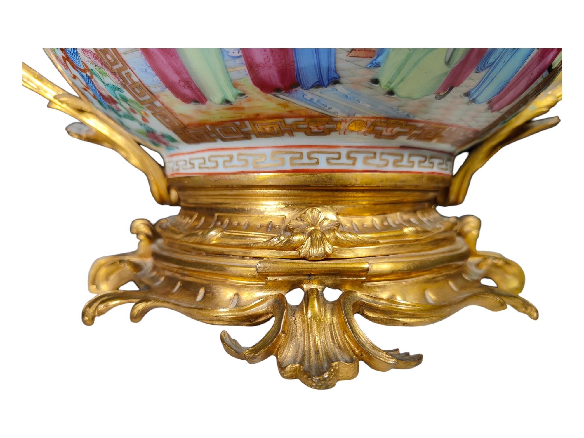 Chinois du 19ème siècle  Centre de table en porcelaine avec médaillon de rose en bronze doré Excellent état - En vente à Madrid, ES