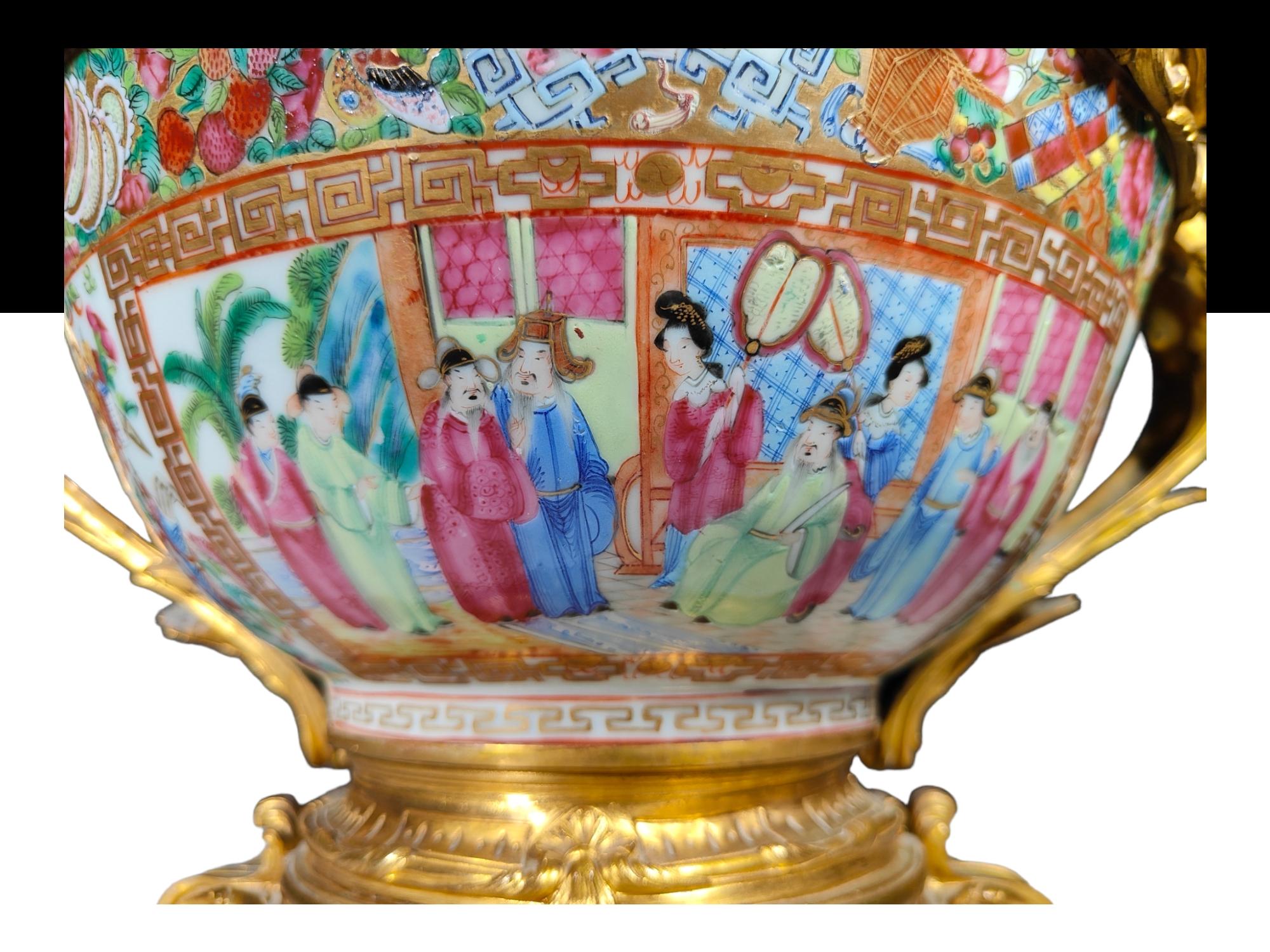 XIXe siècle Chinois du 19ème siècle  Centre de table en porcelaine avec médaillon de rose en bronze doré en vente