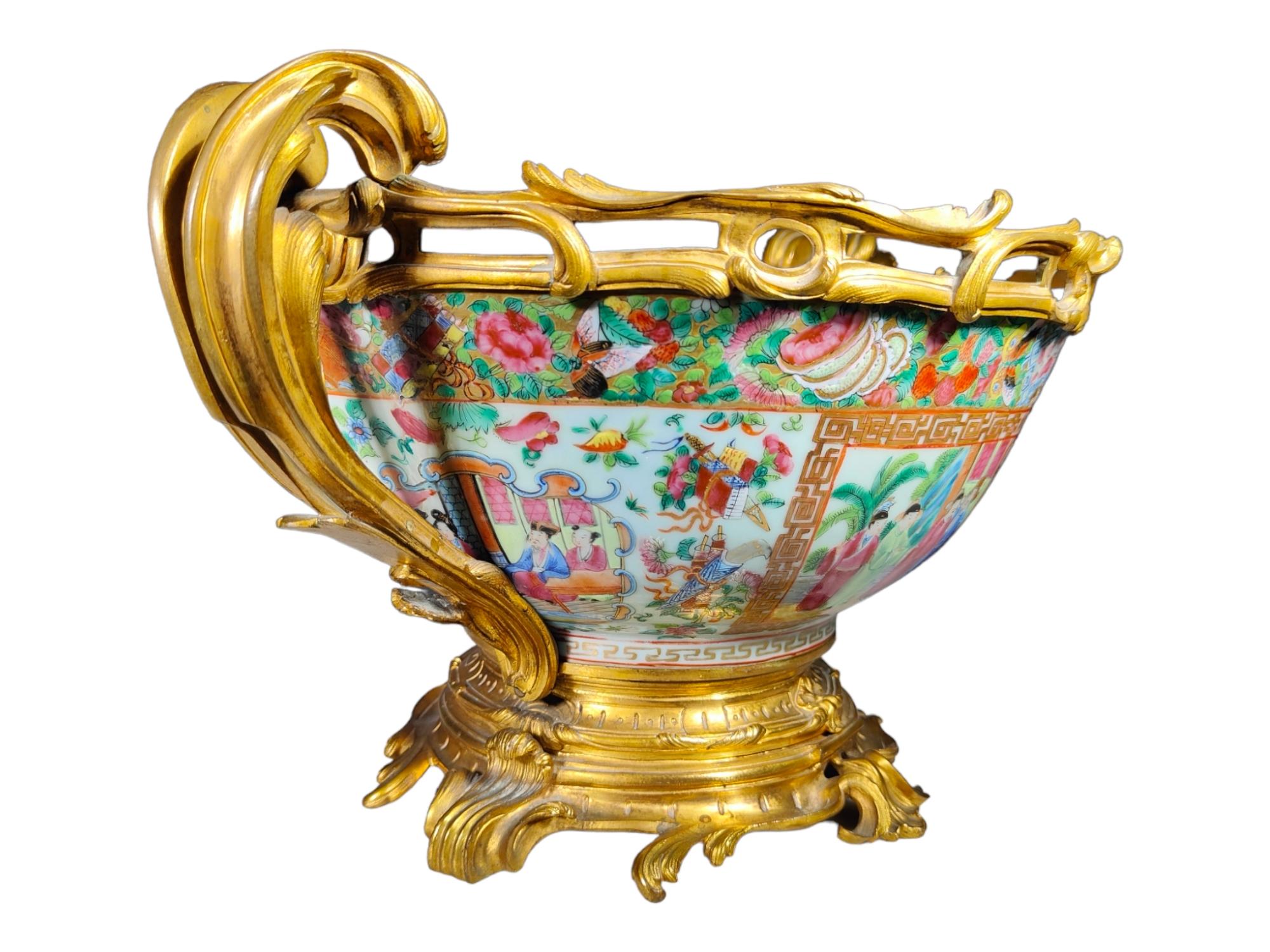 Porcelaine Chinois du 19ème siècle  Centre de table en porcelaine avec médaillon de rose en bronze doré en vente