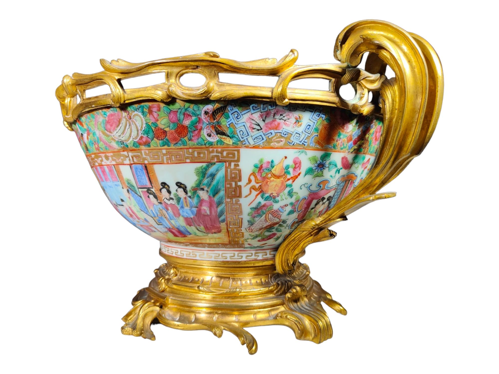 Chinesisch im 19. Jahrhundert  Porzellan-Rosenmedaillon in Goldbronze-Montierter Tafelaufsatz im Angebot 3