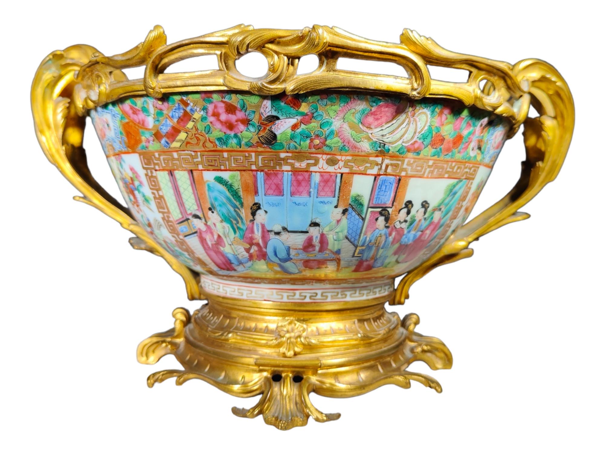 Chinois du 19ème siècle  Centre de table en porcelaine avec médaillon de rose en bronze doré en vente 2